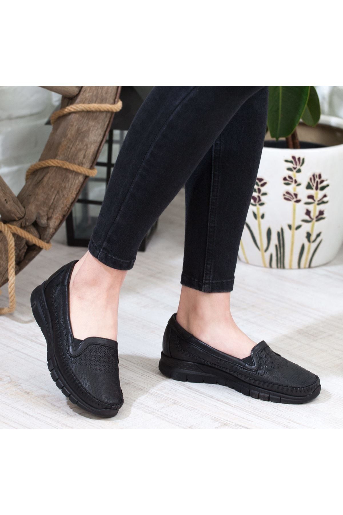 Forelli Siyah Hakiki Deri Comfort Taban Bağcıksız Kadın Günlük Ayakkabı