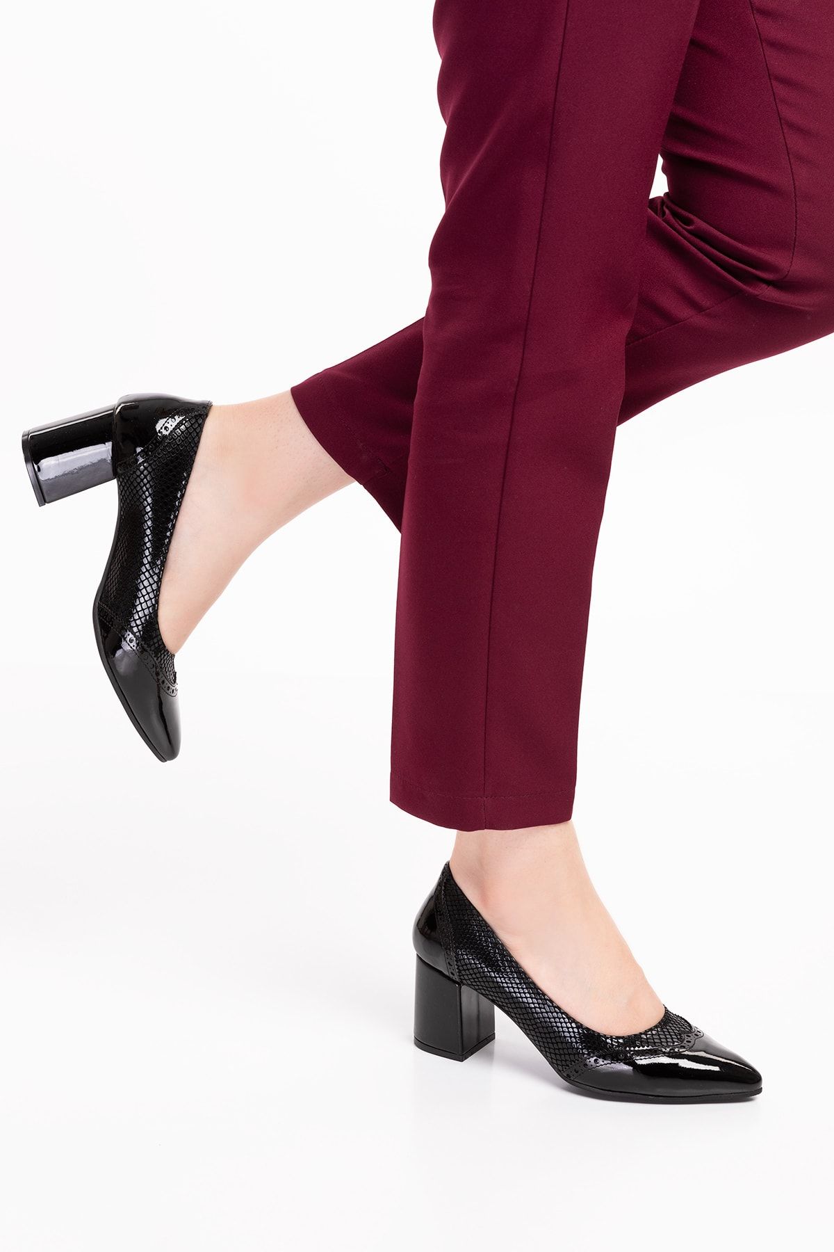Akgün Terlik Kadın Siyah Yılan Rugan Hakiki Deri Klasik Topuklu Şık Ayakkabı
