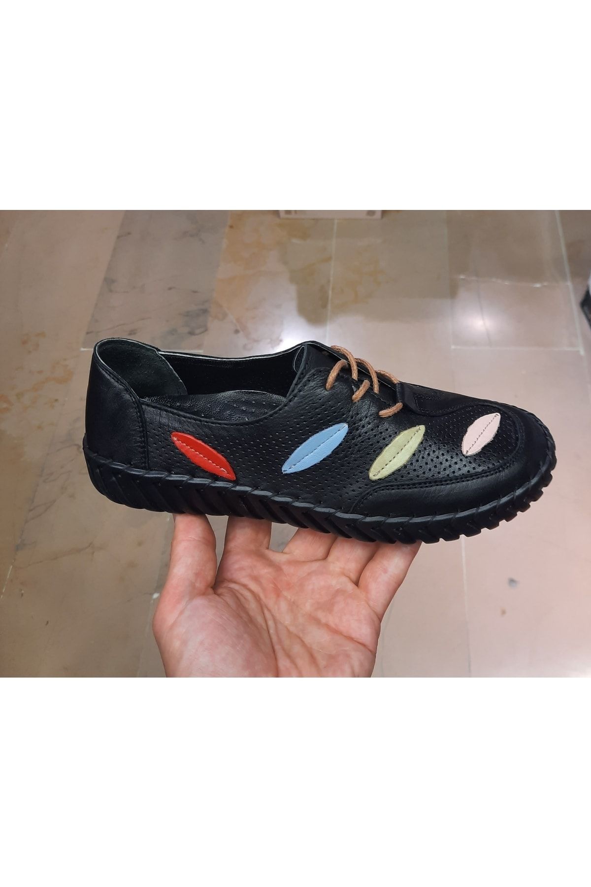 Belox Kadın Içi-dışı Hakiki Deri Ortopedik Taban Yaprak Desenli Siyah Ayakkabı