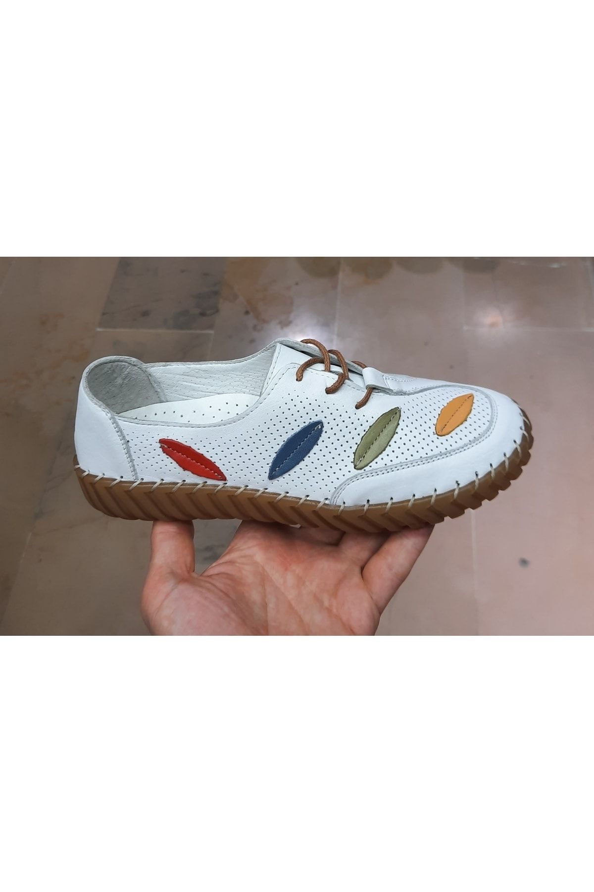 Belox Kadın Içi-dışı Hakiki Deri Ortopedik Taban Yaprak Desenli Beyaz Ayakkabı