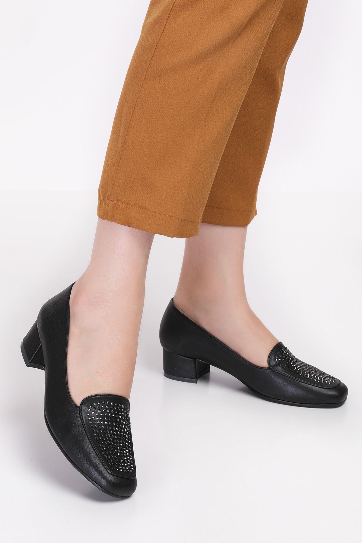 Akgün Terlik Kadın Siyah Taş Hakiki Deri Kısa Topuklu Şık Ayakkabı