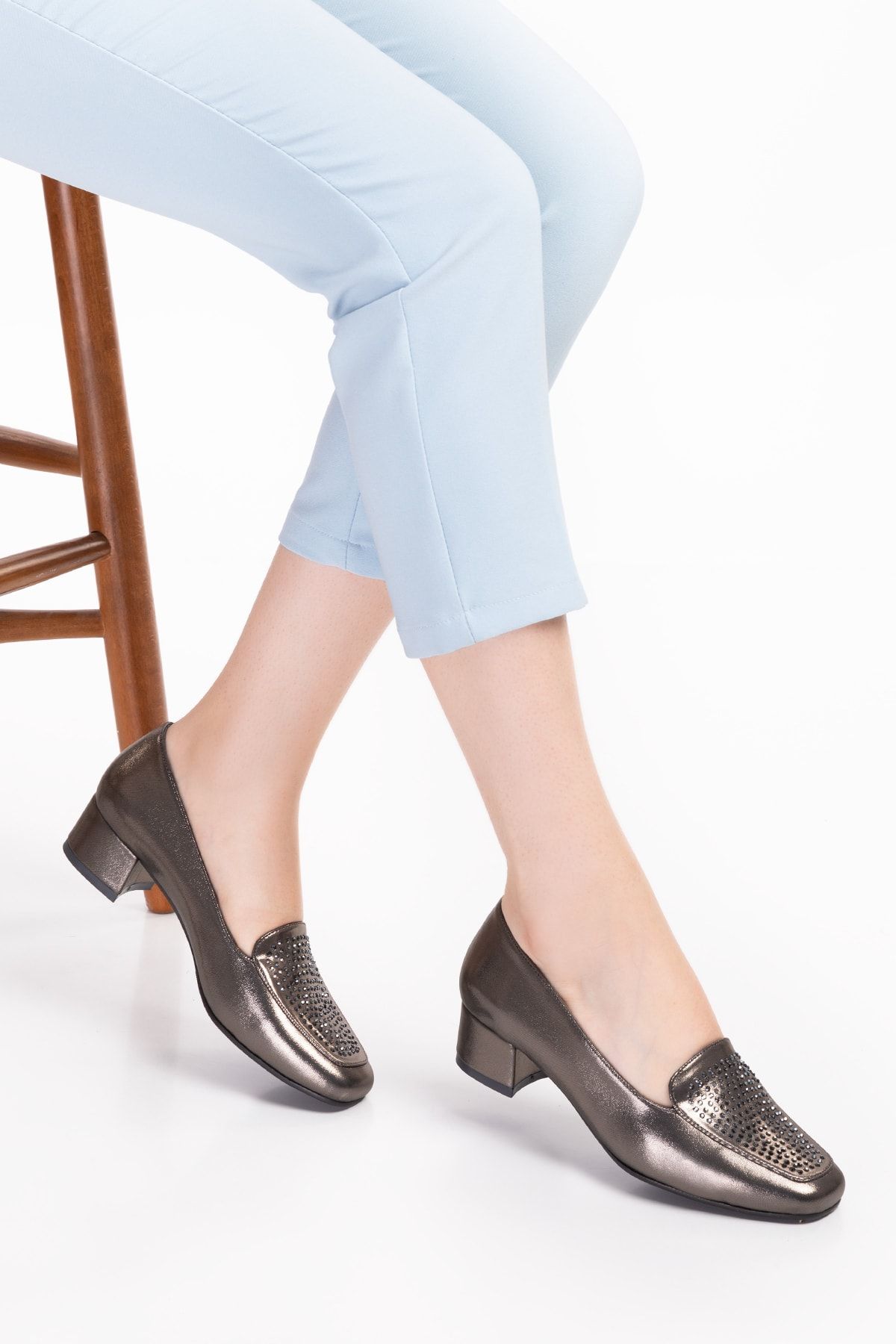 Akgün Terlik Kadın Platin Taş Hakiki Deri Kısa Topuklu Şık Ayakkabı