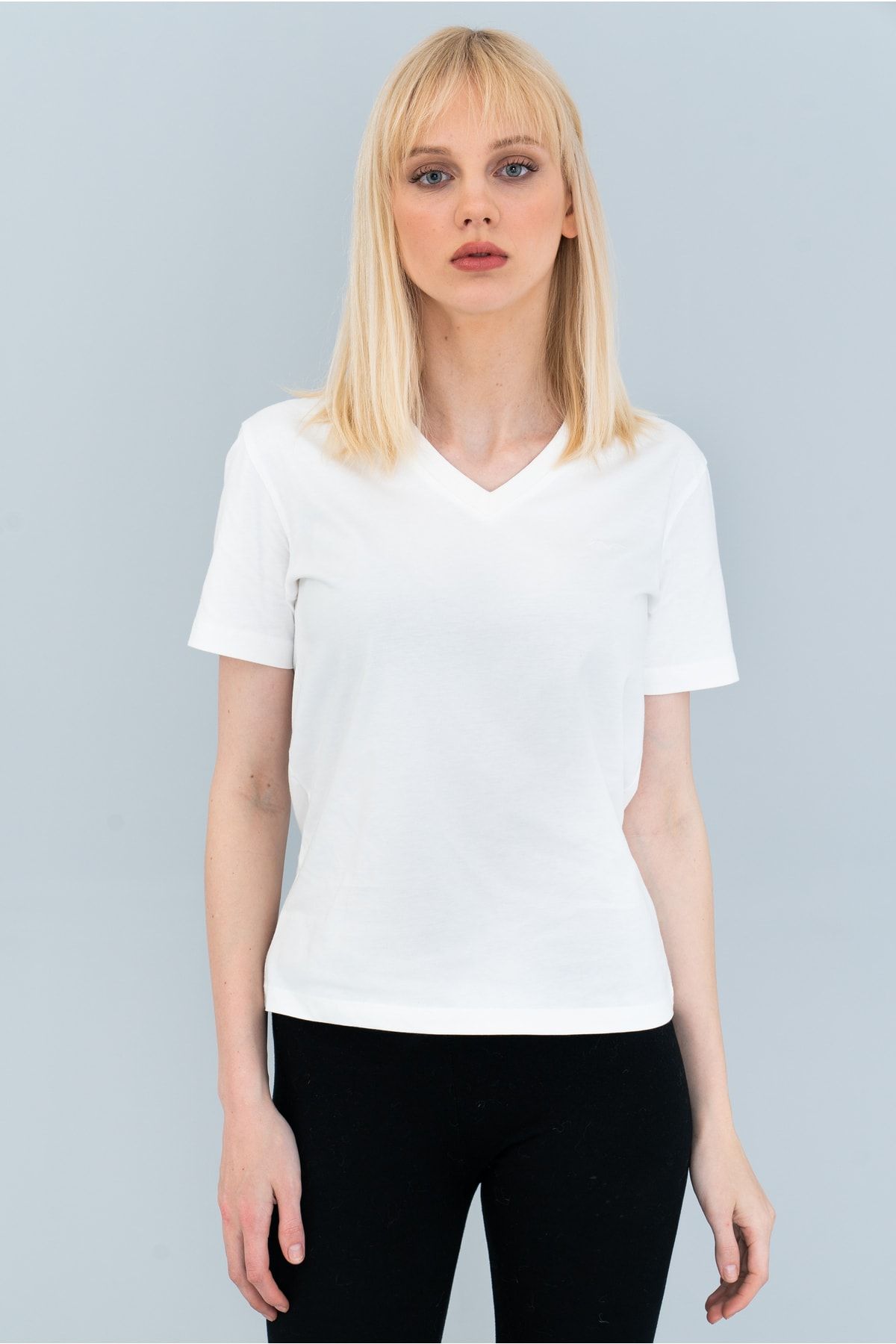 Minimalist Kadın Beyaz Basic T-shirt (SLİM FİT)