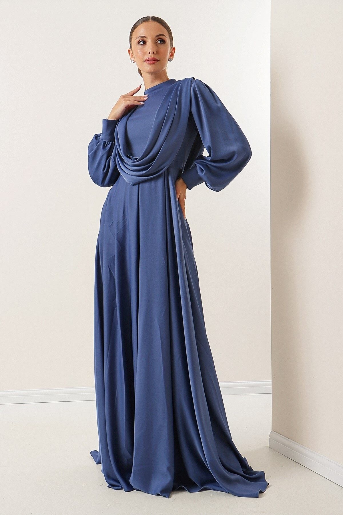 By Saygı Önü Dökümlü Kolları Düğme Detaylı Astarlı Uzun Saten Elbise Indigo