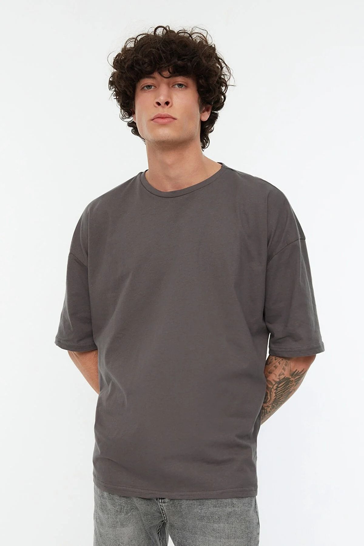 TRENDYOL MAN Antrasit  Basic %100 Pamuk Oversize/Geniş Kesim Kısa Kol T-Shirt TMNSS22TS0318