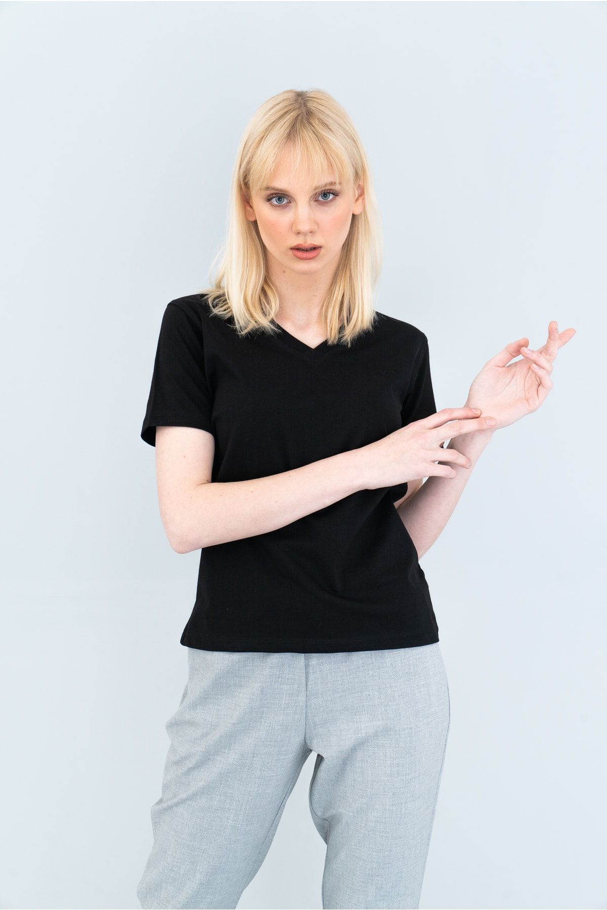 Minimalist Kadın Siyah Basic T-shirt (SLİM FİT)
