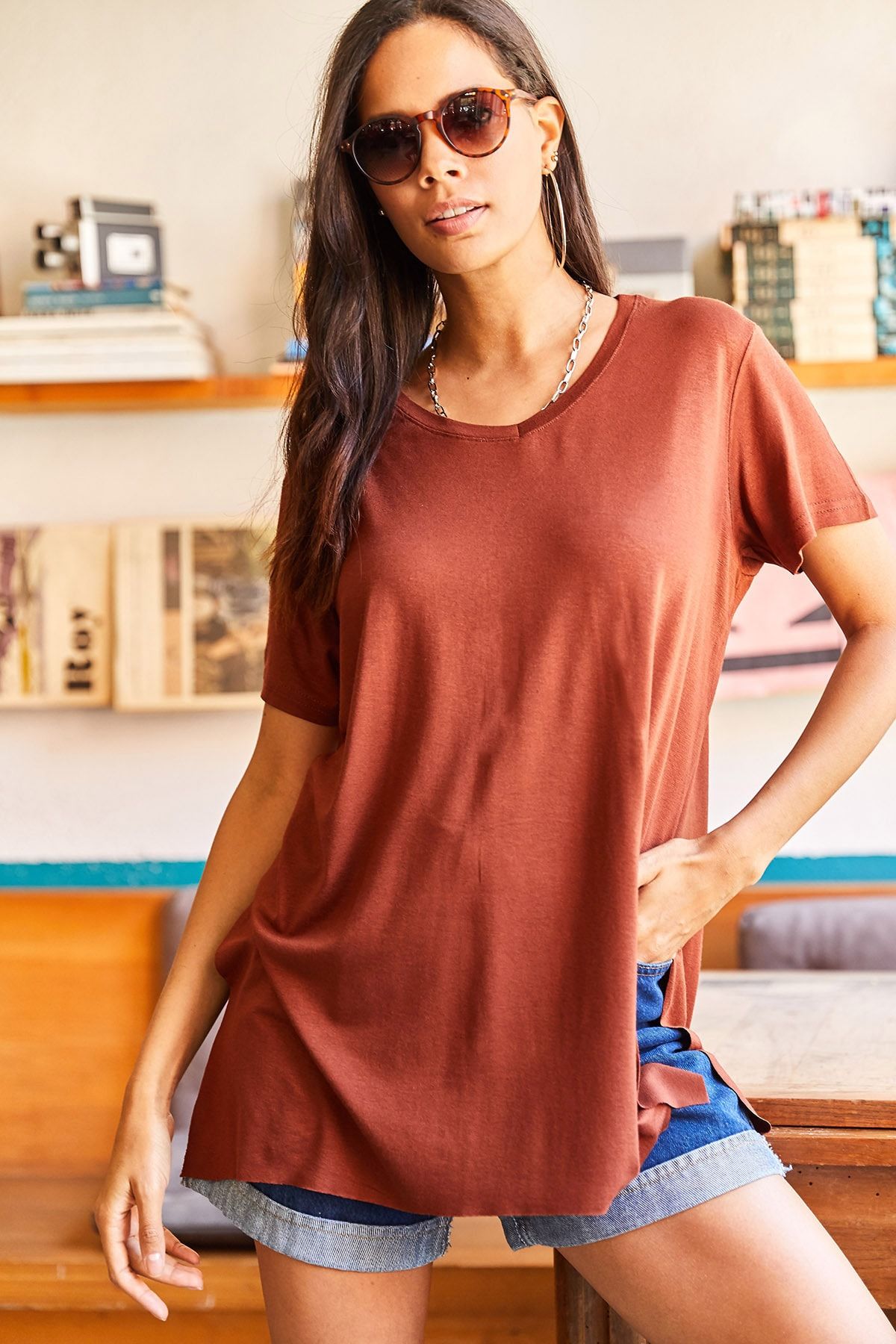 Olalook Kadın Acı Kahve V Yaka Yanı Yırtmaçlı Dökümlü Salaş Tişört T-Shirt