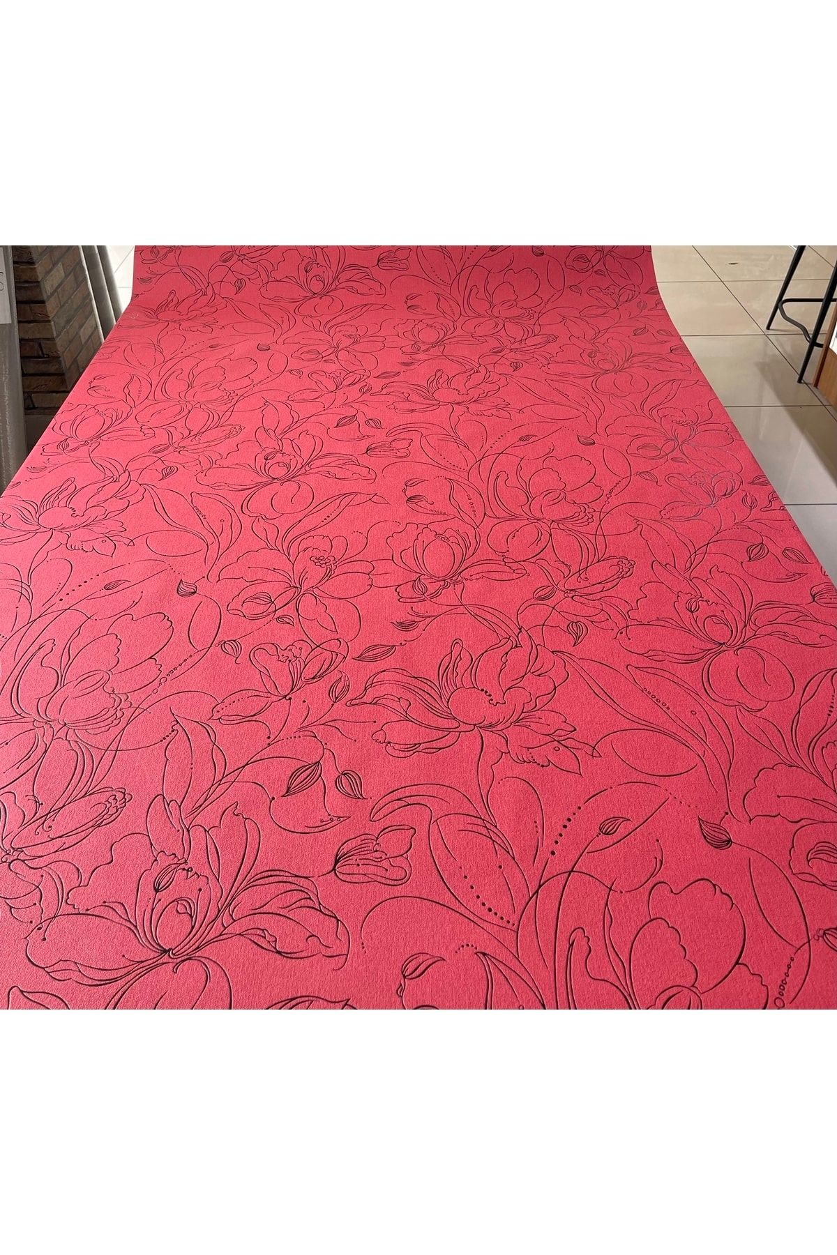 BAŞYAPI DİZAYN Kırmızı Zemin Üzeri Siyah Çiçek Desenli Ithal Duvar Kağıdı (10m²)