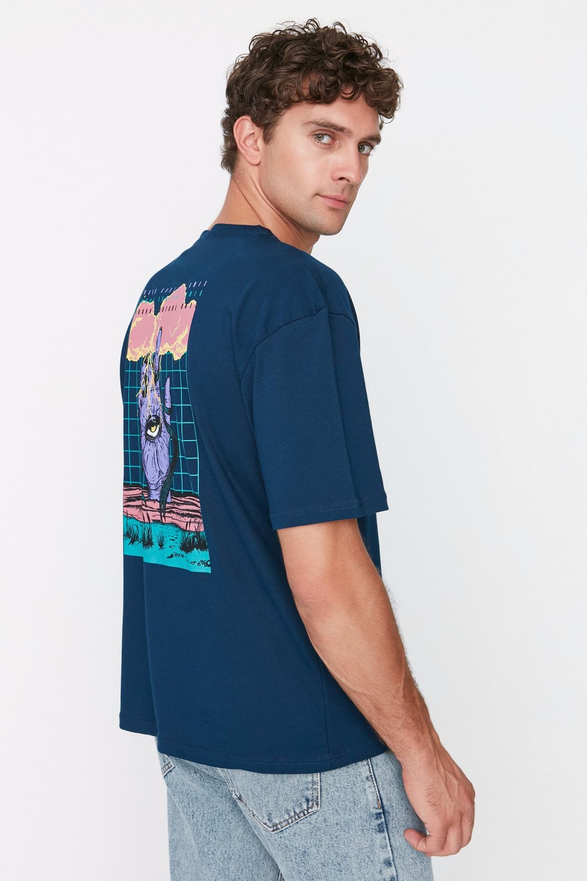 TRENDYOL MAN Indigo  Relaxed/Rahat Kesim %100 Pamuklu Mistik Baskılı T-Shirt TMNSS22TS0217