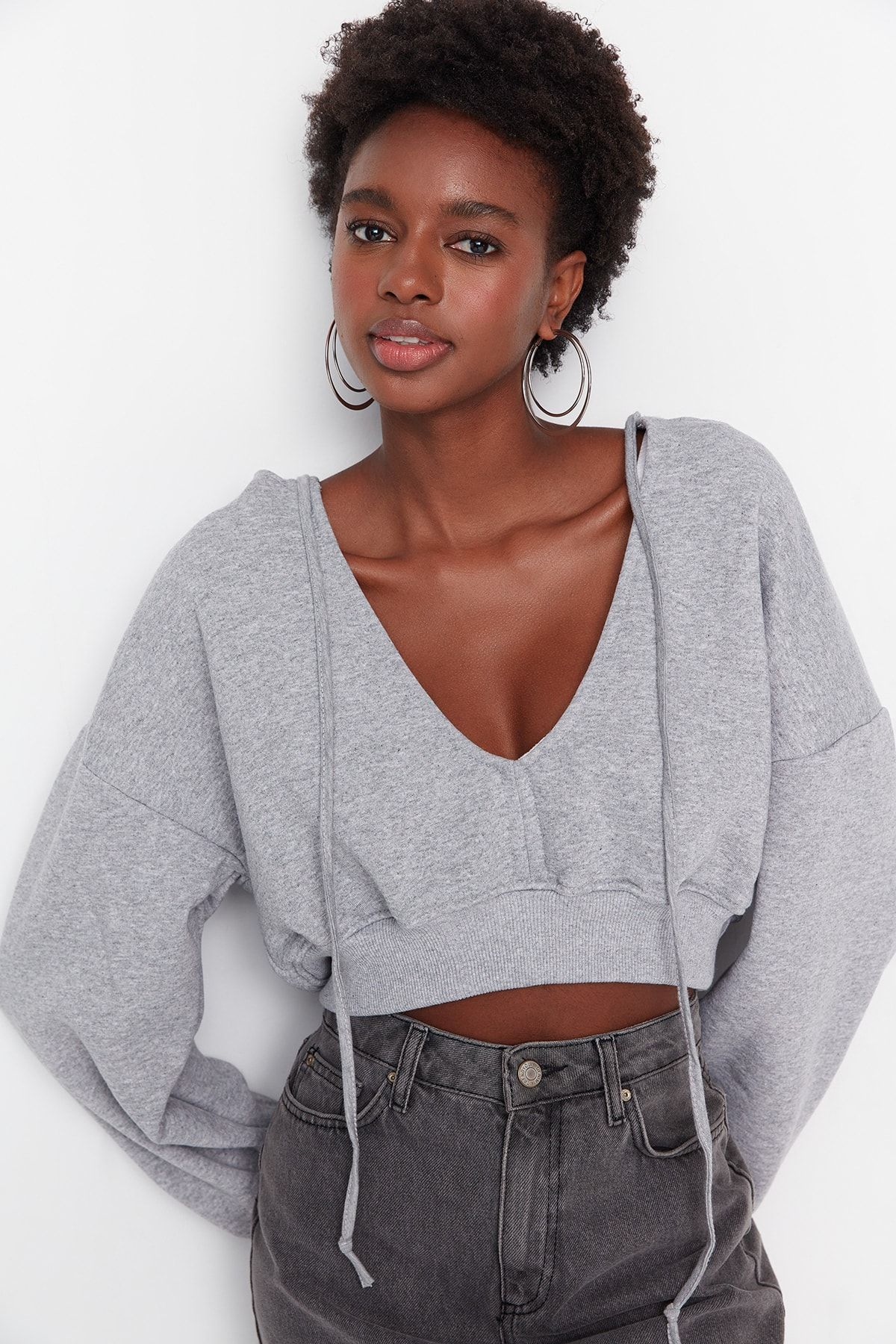 Trendyolmilla Gri Kalın İçi Polarlı Kapüşonlu V Yaka Rahat Kesim Crop Örme Sweatshirt TWOAW23SW00096