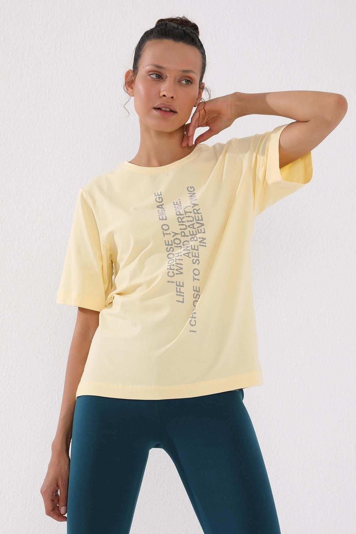 TOMMY LIFE Kadın Açık Sarı Dikey Yazı Baskılı Oversize O Yaka T-shirt - 97138