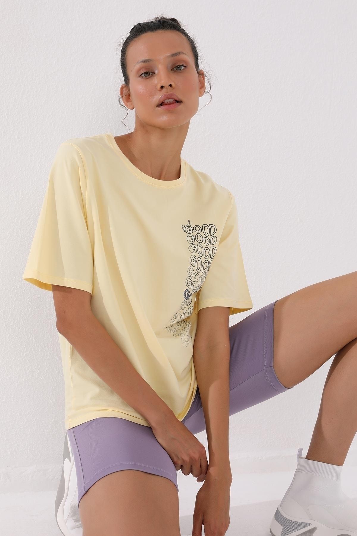 TOMMY LIFE Kadın Açık Sarı Deforme Yazı Baskılı Oversize O Yaka T-shirt 97134