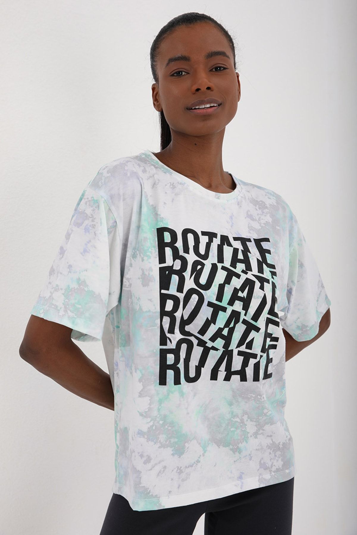 TOMMY LIFE Yeşil Kadın Yazı Baskılı Batik Desenli Oversize O Yaka T-shirt - 97126