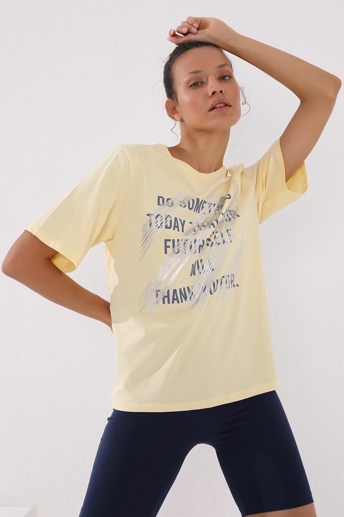 TOMMY LIFE Kadın Açık Sarı Deforme Yazı Baskılı Oversize O Yaka T-shirt - 97133