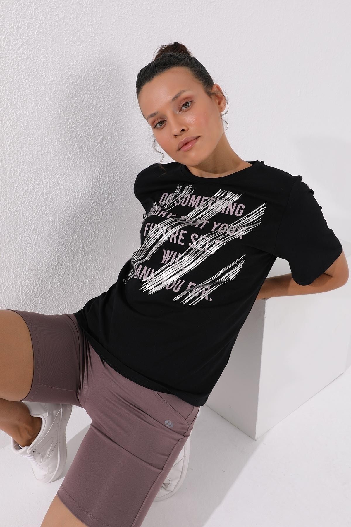 TOMMY LIFE Kadın Siyah Deforme Yazı Baskılı Oversize O Yaka T-shirt - 97133