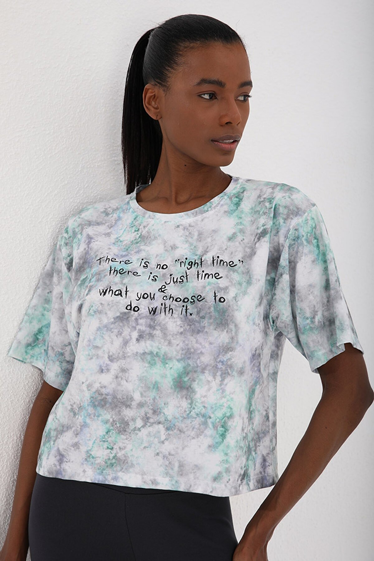 TOMMY LIFE Yeşil Kadın Yazı Baskılı Karışık Batik Desenli Oversize O Yaka T-shirt - 97129