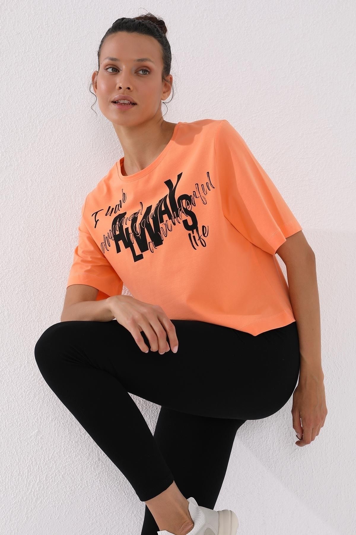 TOMMY LIFE Kadın Mercan  Asimetrik Yazı Baskılı Oversize O Yaka T-shirt - 97136