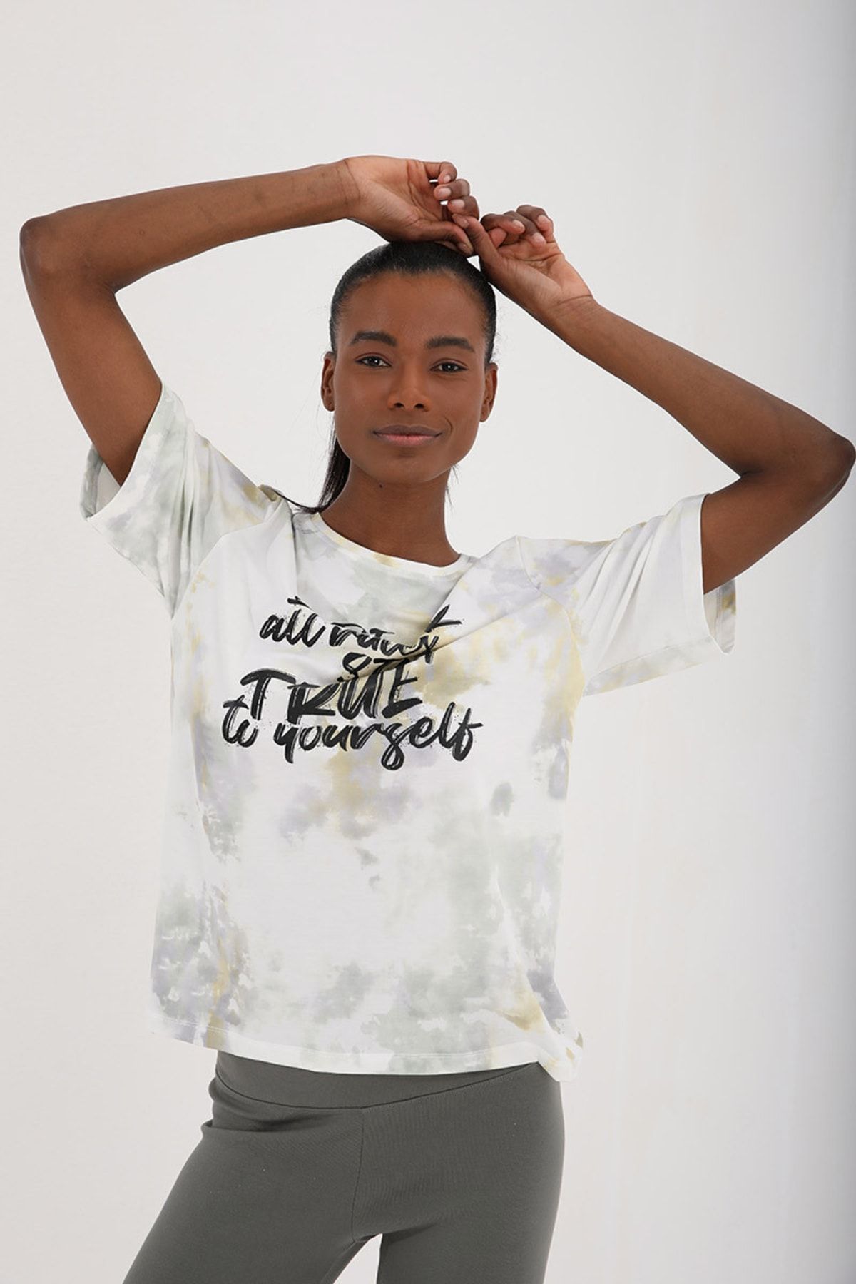 TOMMY LIFE Sarı Kadın Yazı Baskılı Batik Desenli Oversize O Yaka T-shirt - 97125