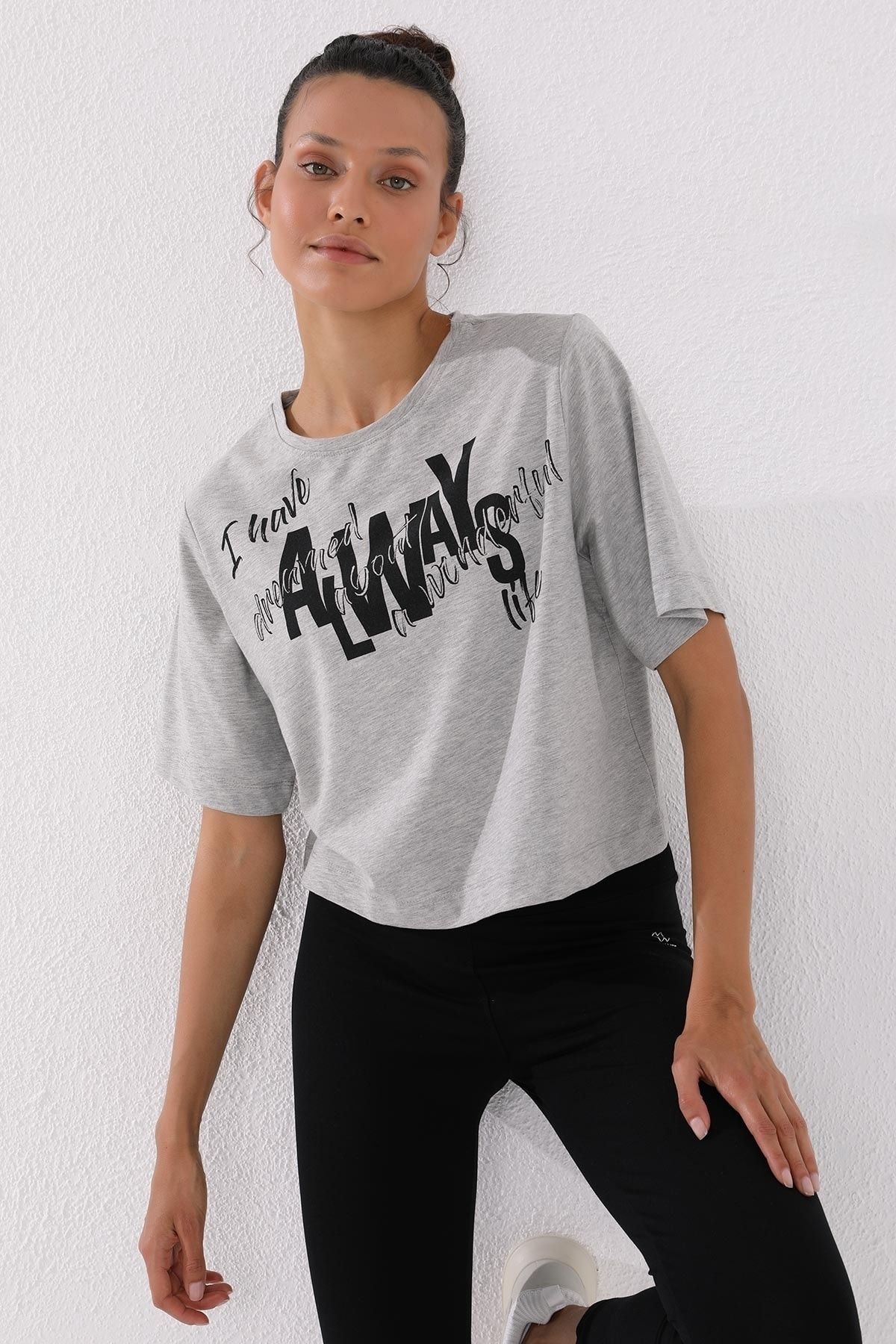 TOMMY LIFE Kadın Gri Melanj Asimetrik Yazı Baskılı Oversize O Yaka T-shirt
