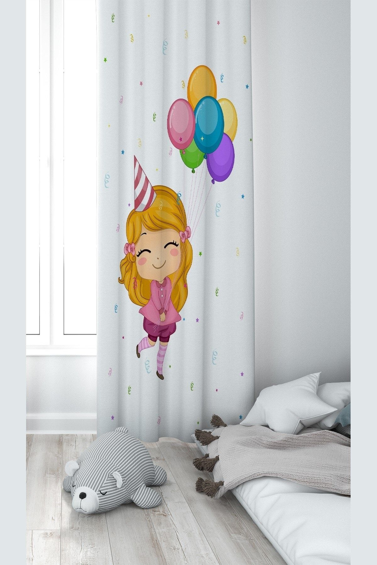 on the clouds Beyaz Fon Balonları Tutan Mutlu Kız Desenli Dijital Baskı Yıkanabilir Bebek Çocuk Odası Fon Perdesi