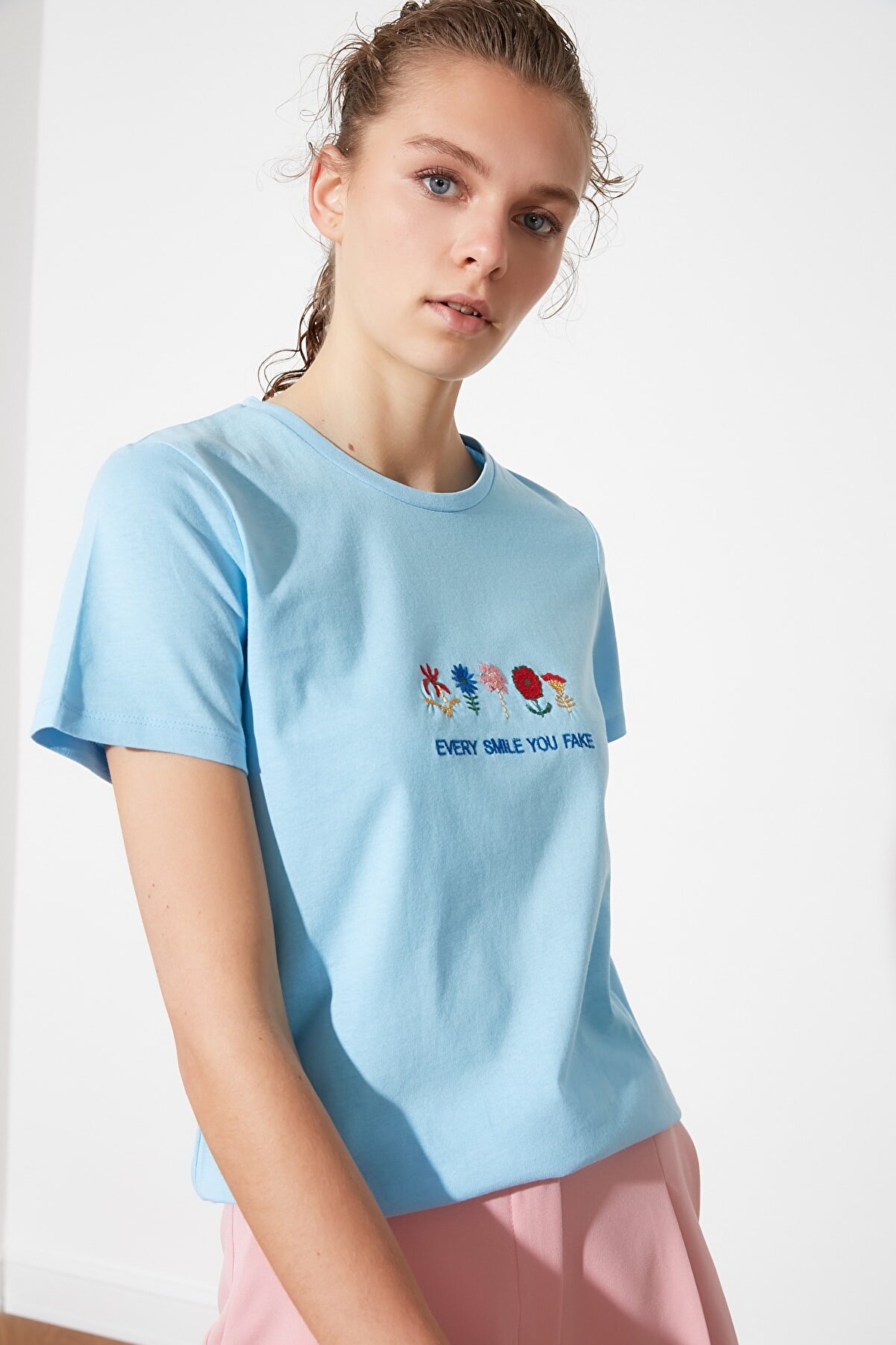 TRENDYOLMİLLA Mavi Nakışlı Basic Örme T-Shirt TWOSS21TS2630