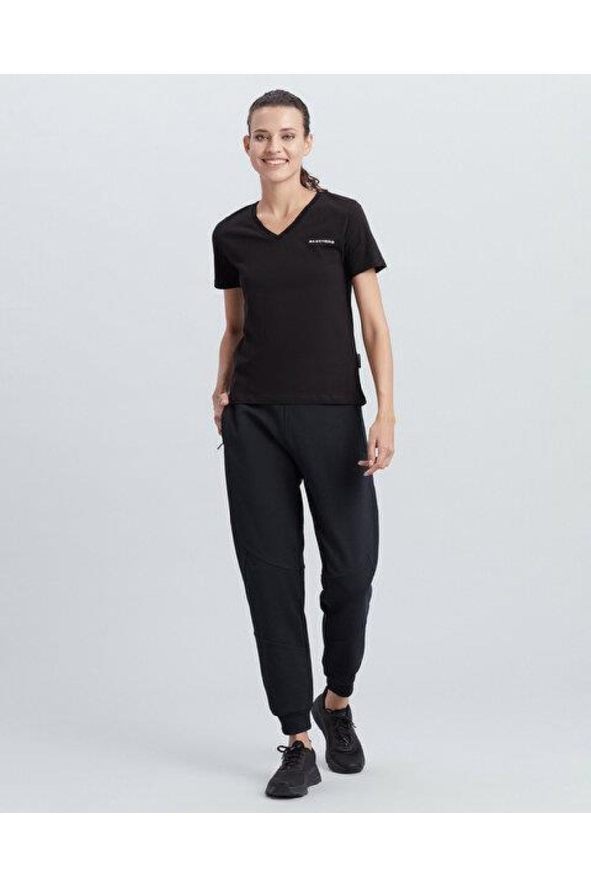 Skechers W New Basics V Neck T-Shirt Kadın Siyah Tshirt