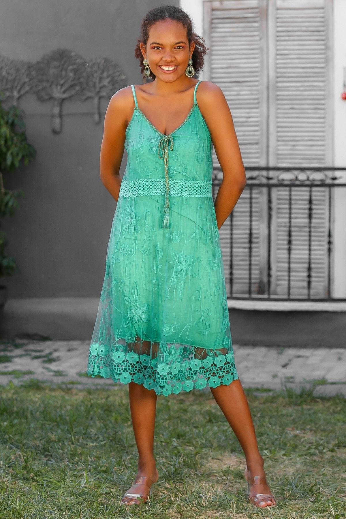 Chiccy Kadın Yeşil İtalyan V Yaka Askılı Astarlı Dantel Regular Fit Klasik Pamuk Karışımlı Dokuma Elbise