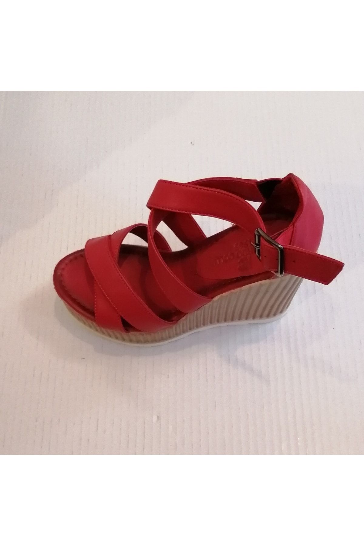 Riccardo Colli Kadın Hakiki Deri Kırmızı Yumuşak Çift Çapraz Bantlı Bilekten Tokalı Dolgu Topuklu Platform Sandalet