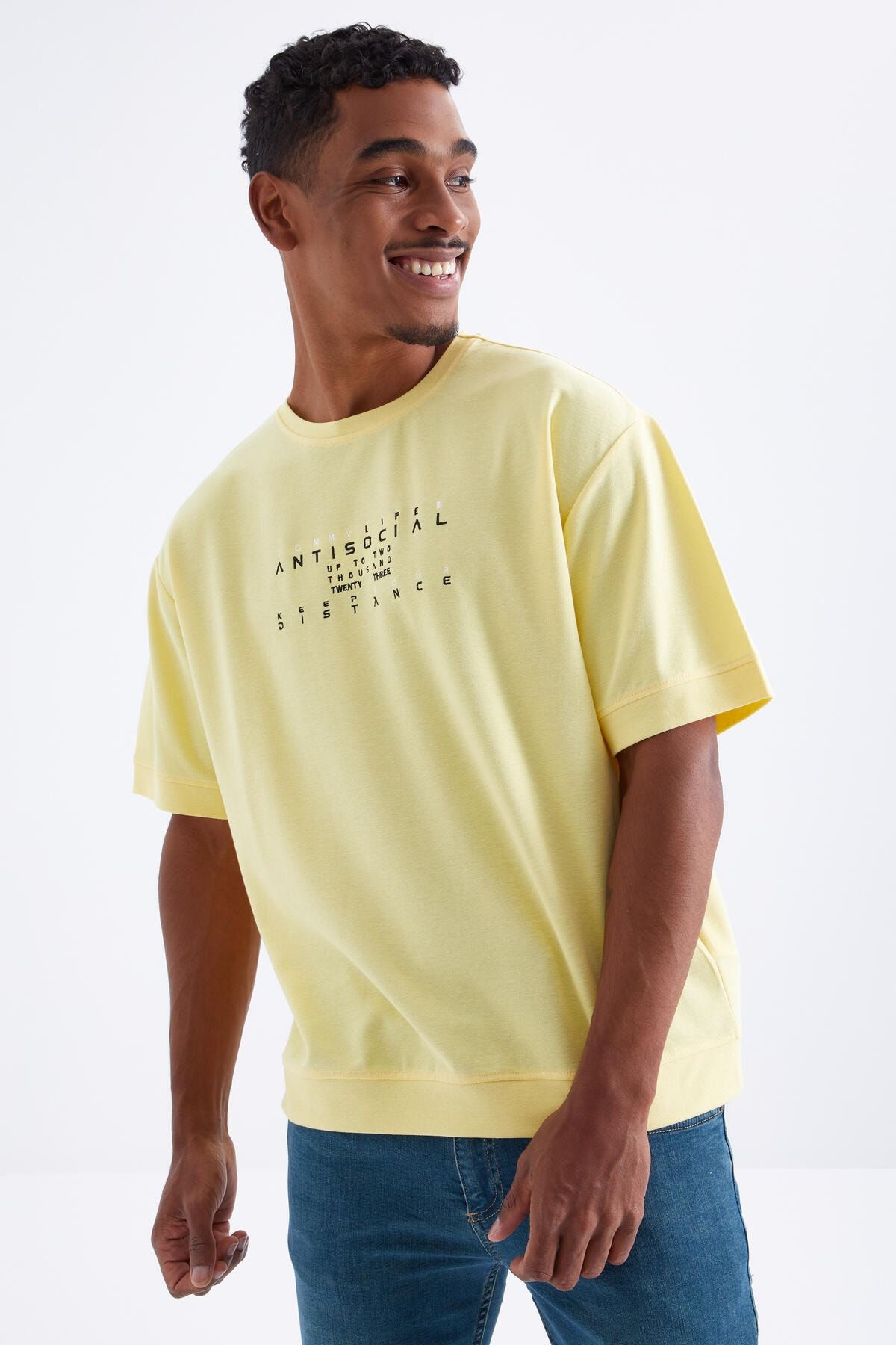 TOMMY LIFE Sarı Küçük Yazı Nakışlı O Yaka Erkek Oversize T-shirt - 88103