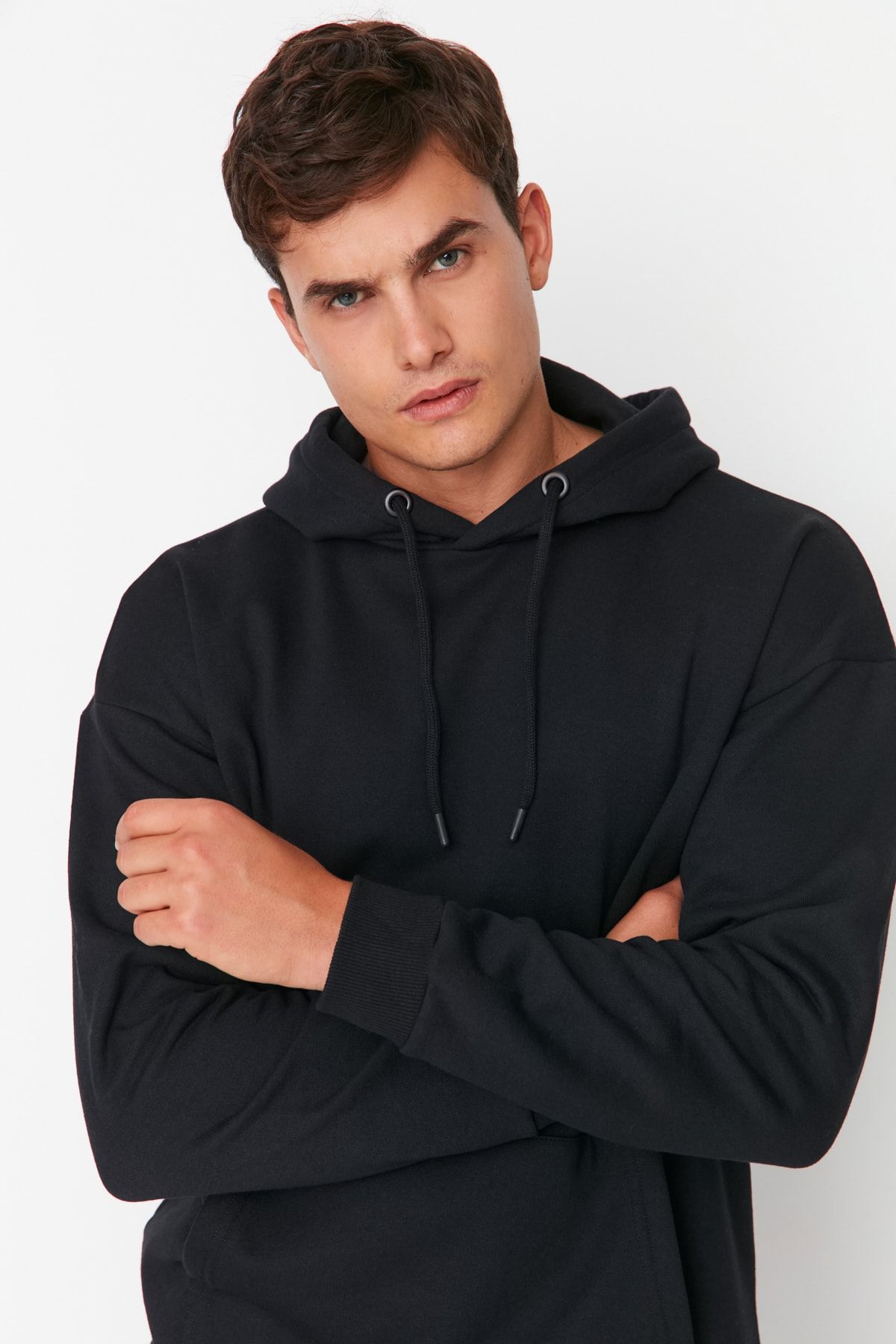 TRENDYOL MAN Siyah Oversize/Geniş Kesim Basic Kapüşonlu İçi Polarlı Sweatshirt TMNAW23SW00195