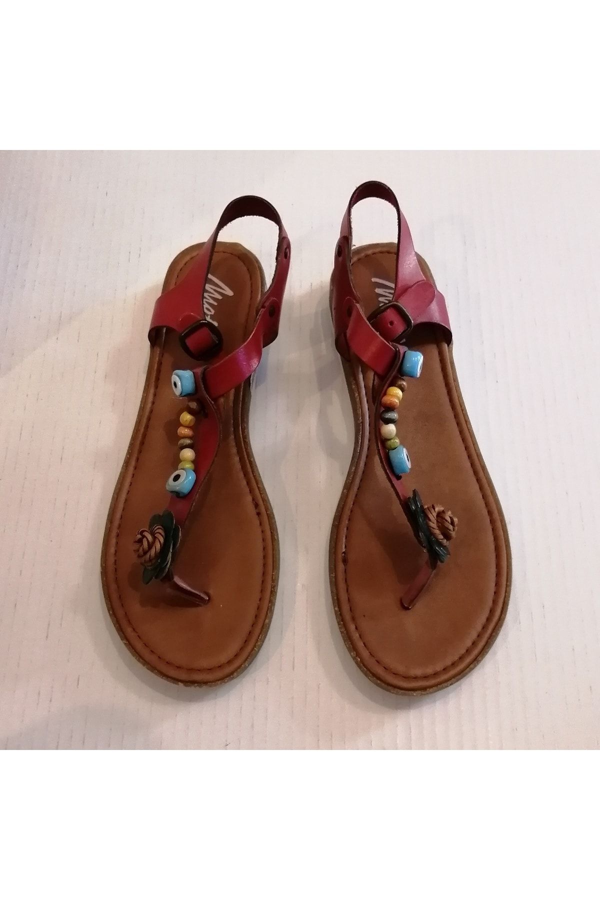 Matraş Kadın Hakiki Deri Kırmızı Deri Çiçekli Boncuklu Bilekten Tokalı Kauçuk Tabanlı Parmak Arası Sandalet