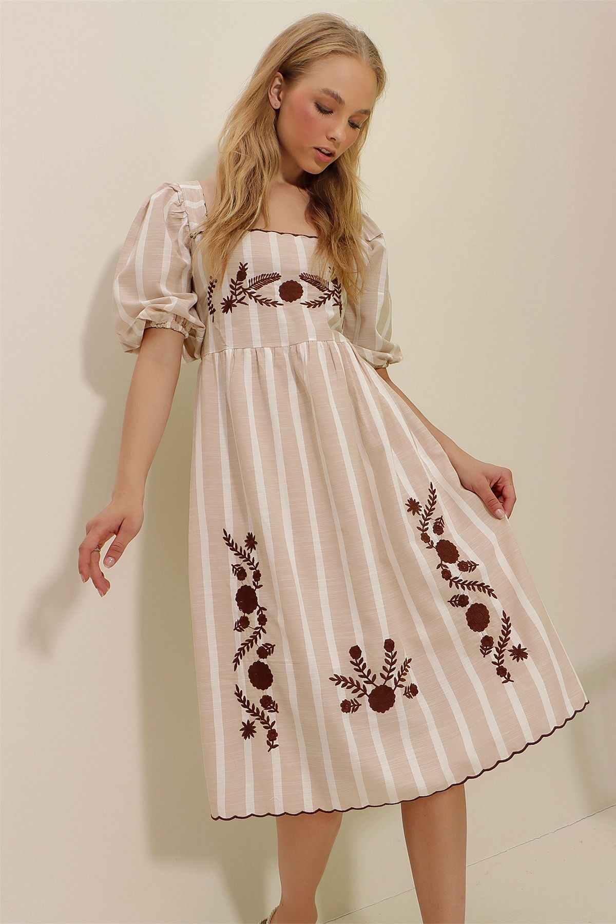 Trend Alaçatı Stili Kadın Bej Kare Yaka Prenses Kol Çizgili Çiçek Nakışlı Dokuma Elbise ALC-X8996