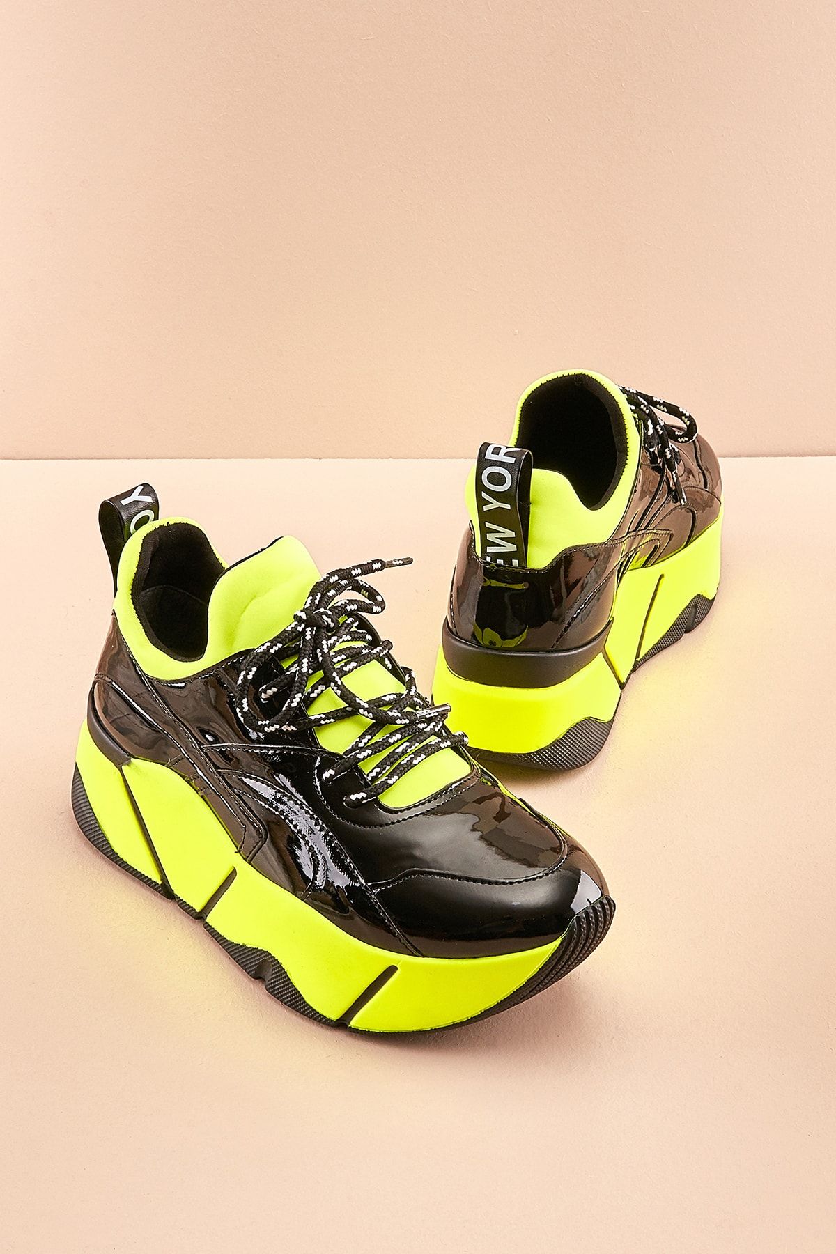 Bambi Siyah Sarı Rugan Kadın Sneaker K0541861098