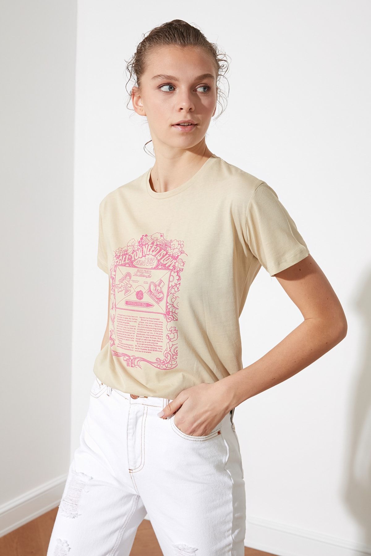 TRENDYOLMİLLA Bej Baskılı Semi-Fitted Örme T-Shirt TWOSS21TS2308