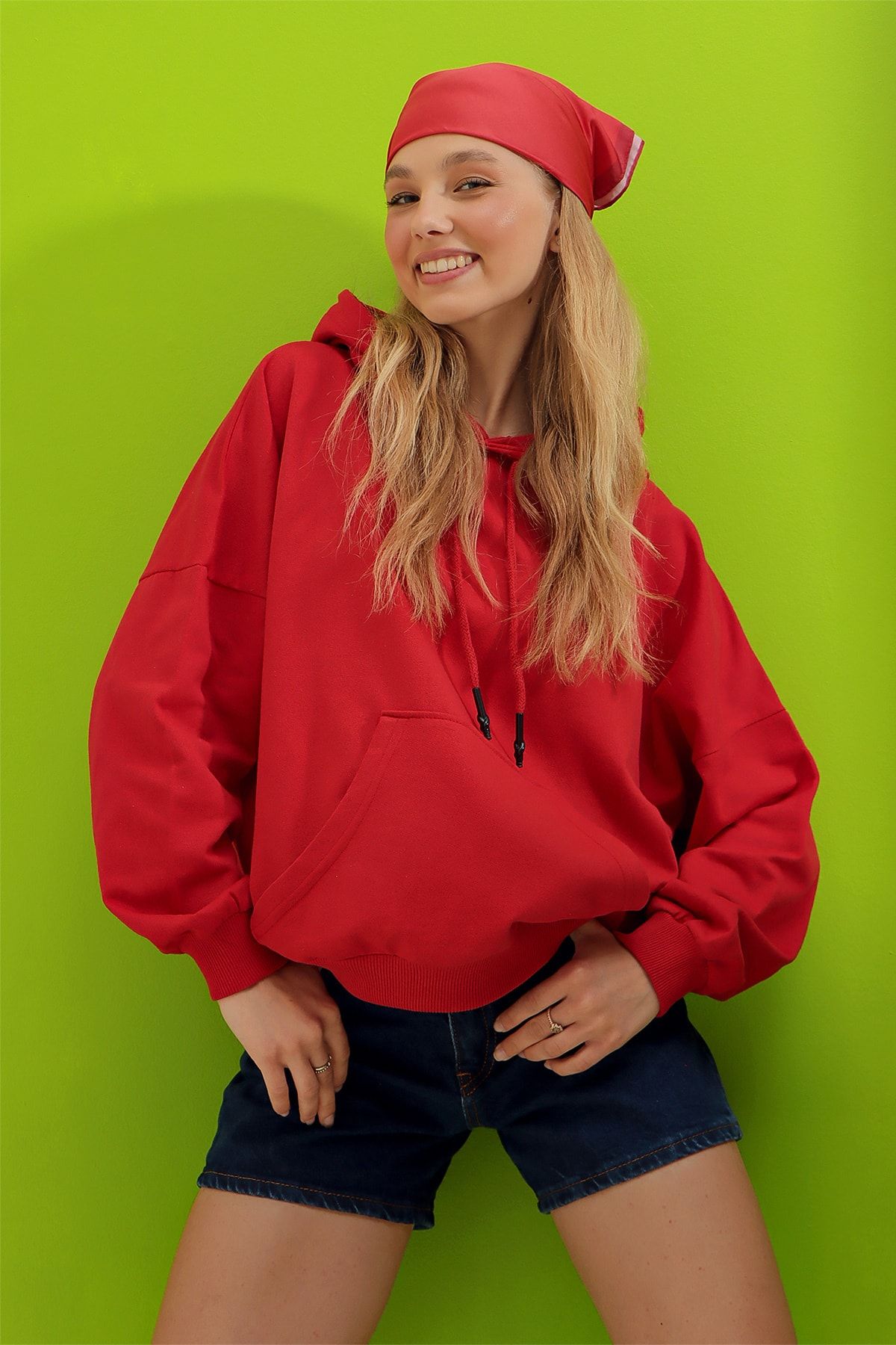 Trend Alaçatı Stili Kadın Kırmızı Kapüşonlu Kanguru Cepli İki İplik Sweatshirt ALC-531-015