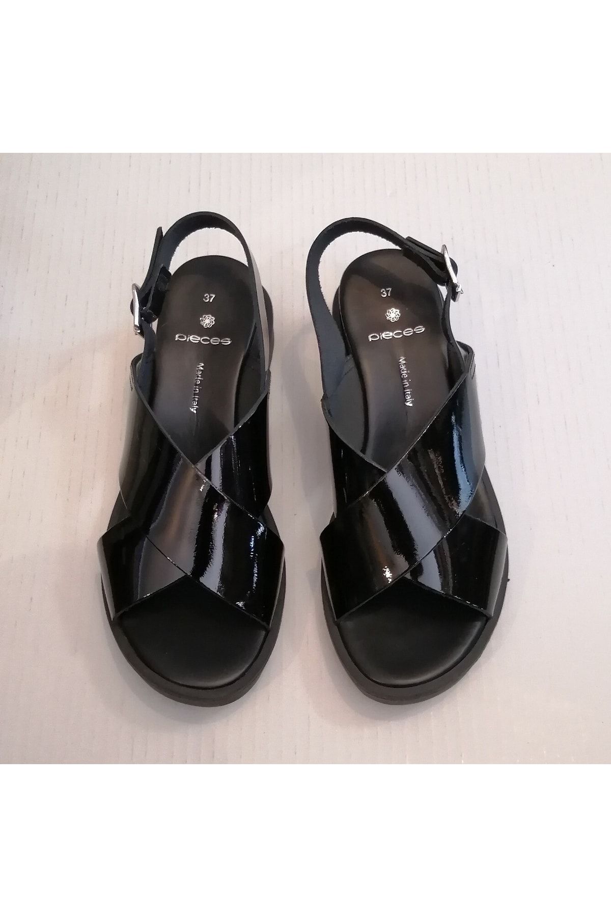 Piecess Kadın Hakiki Deri Siyah Rugan Çapraz Bantlı Bilekten Gümüş Tokalı Kauçuk Tabanlı Sandalet