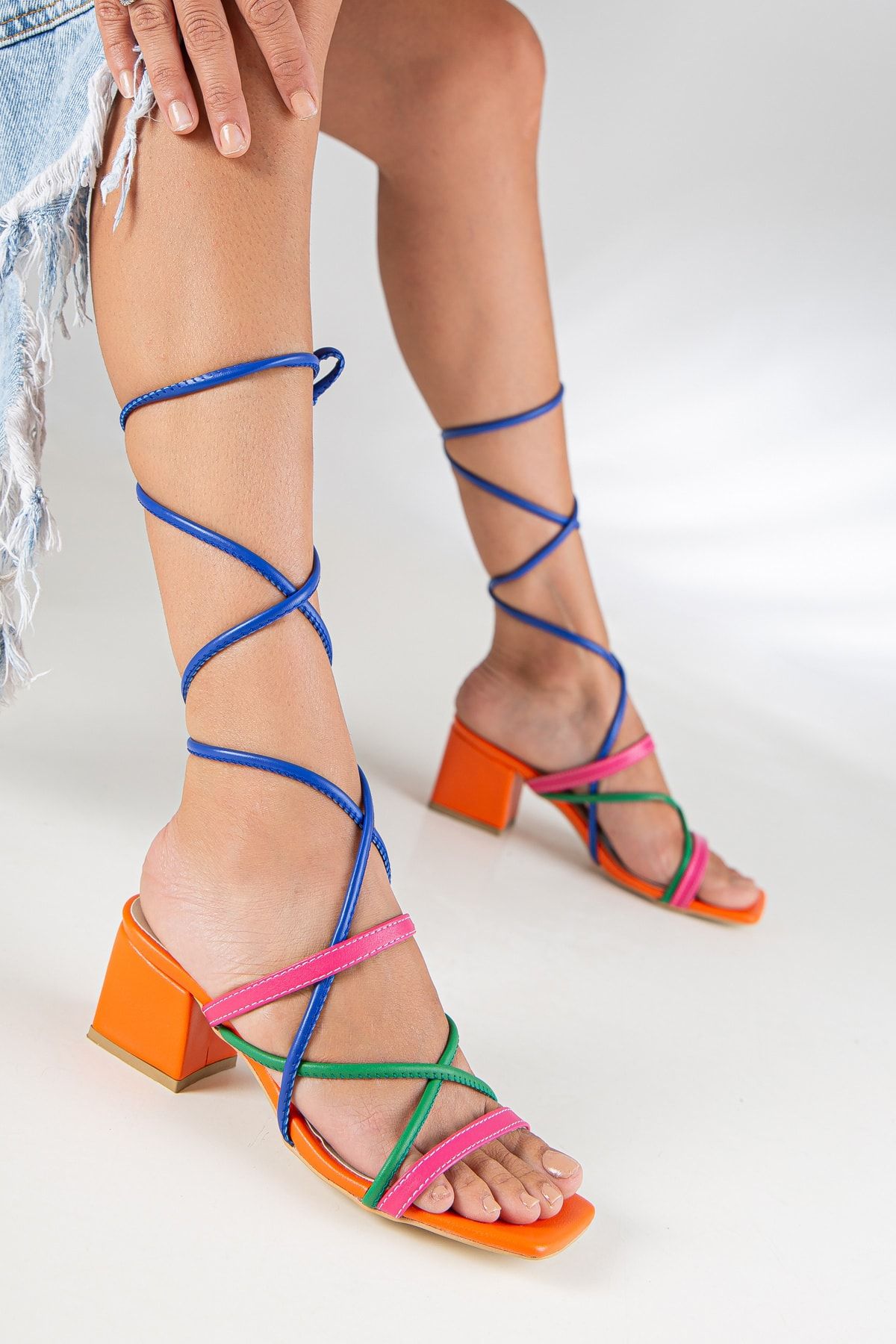 AYMELA Mix Renkli Bilekten Bağcıklı 5cm Kısa Kalın Topuklu Ince Biyeli Yazlık Ayakkabı