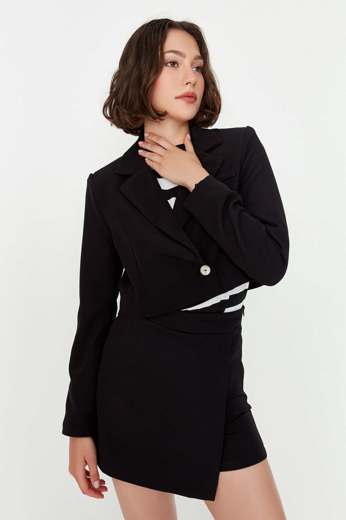 Trendyolmilla Siyah Crop Astarlı Dokuma Blazer Ceket TWOAW22CE0086