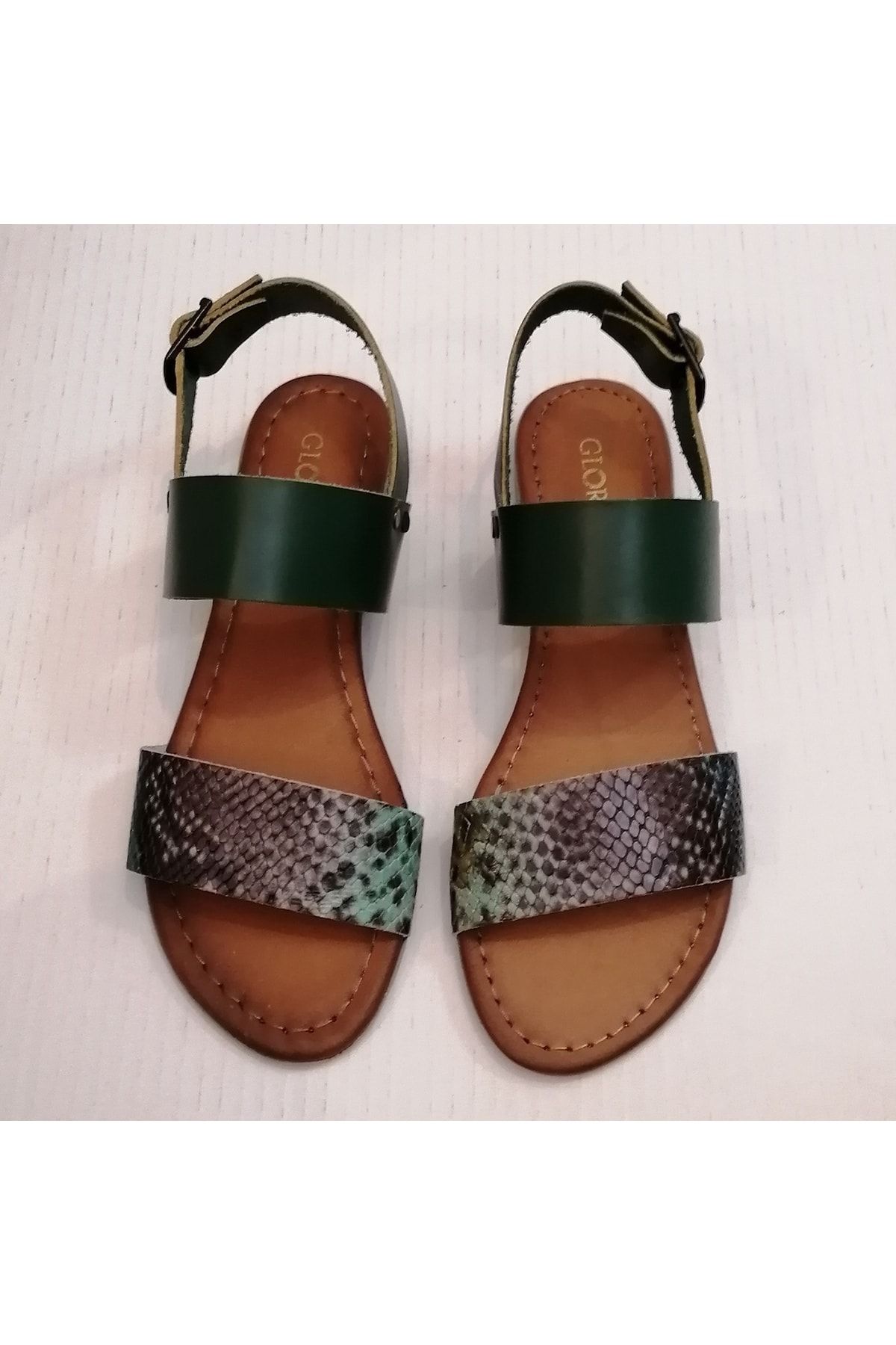 Gloria Kadın Hakiki Dana Derisi Yeşil Yılan Baskı Çift Bant Bilekten Bronz Tokalı Kauçuk Tabanlı Sandalet
