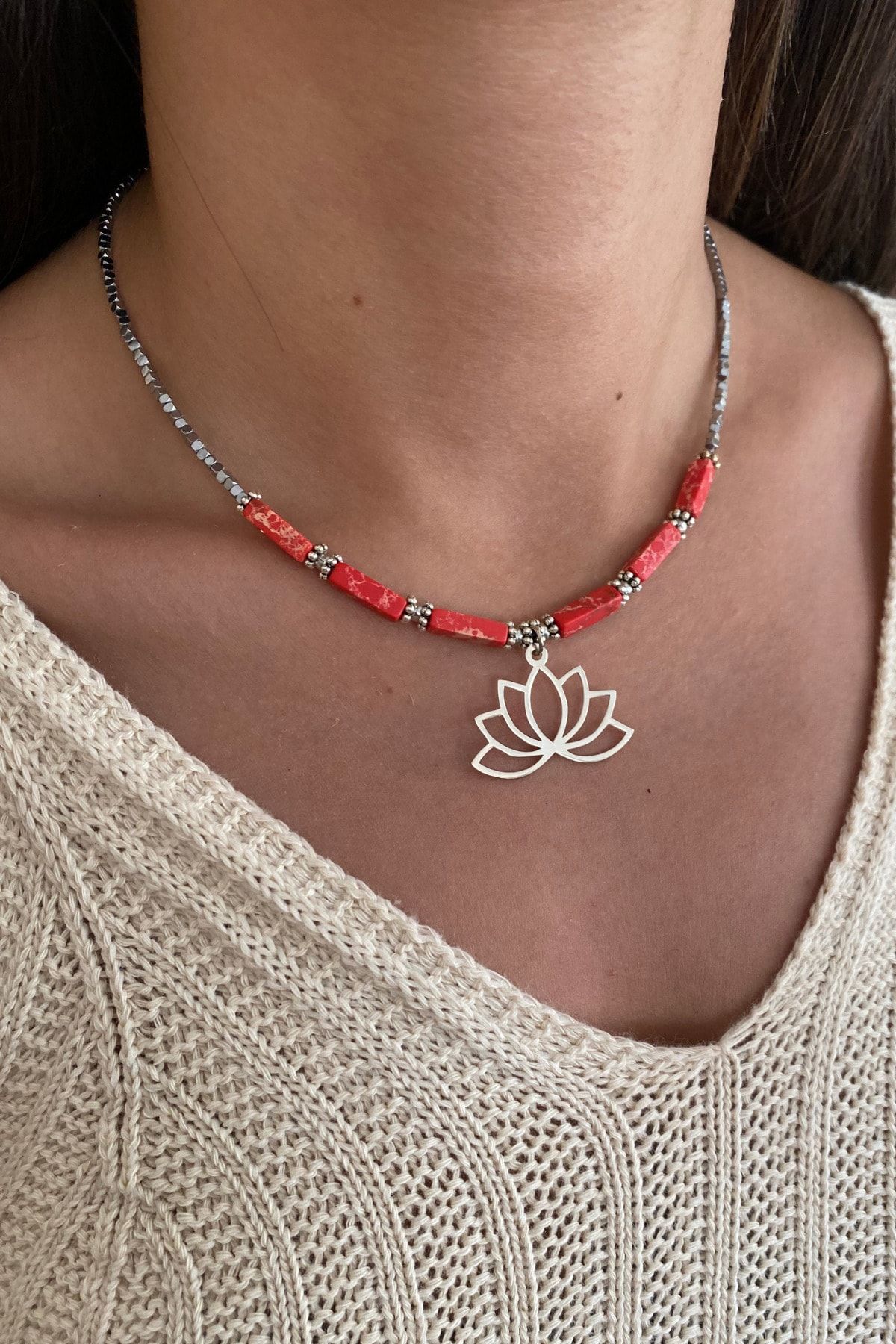Suerte Accessories Kırmızı Varisit Ve Hematit Doğal Taşlı 925 Ayar Gümüş Lotus Çiçeği Uçlu El Yapımı Doğal Taş Kolye