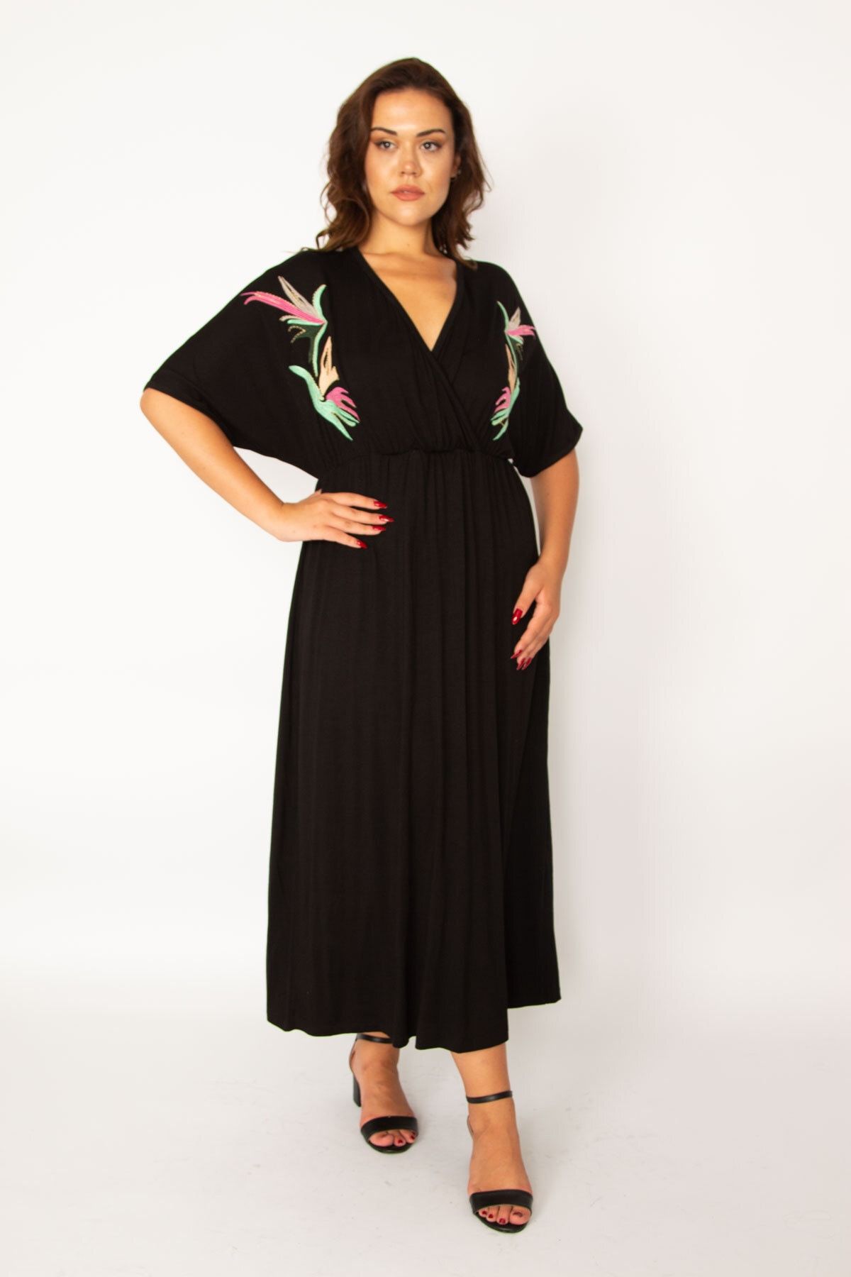 Şans Kadın Büyük Beden Siyah Anvelop Yakalı Beli Lastik Ve Nakış Detaylı Elbise 65n33976