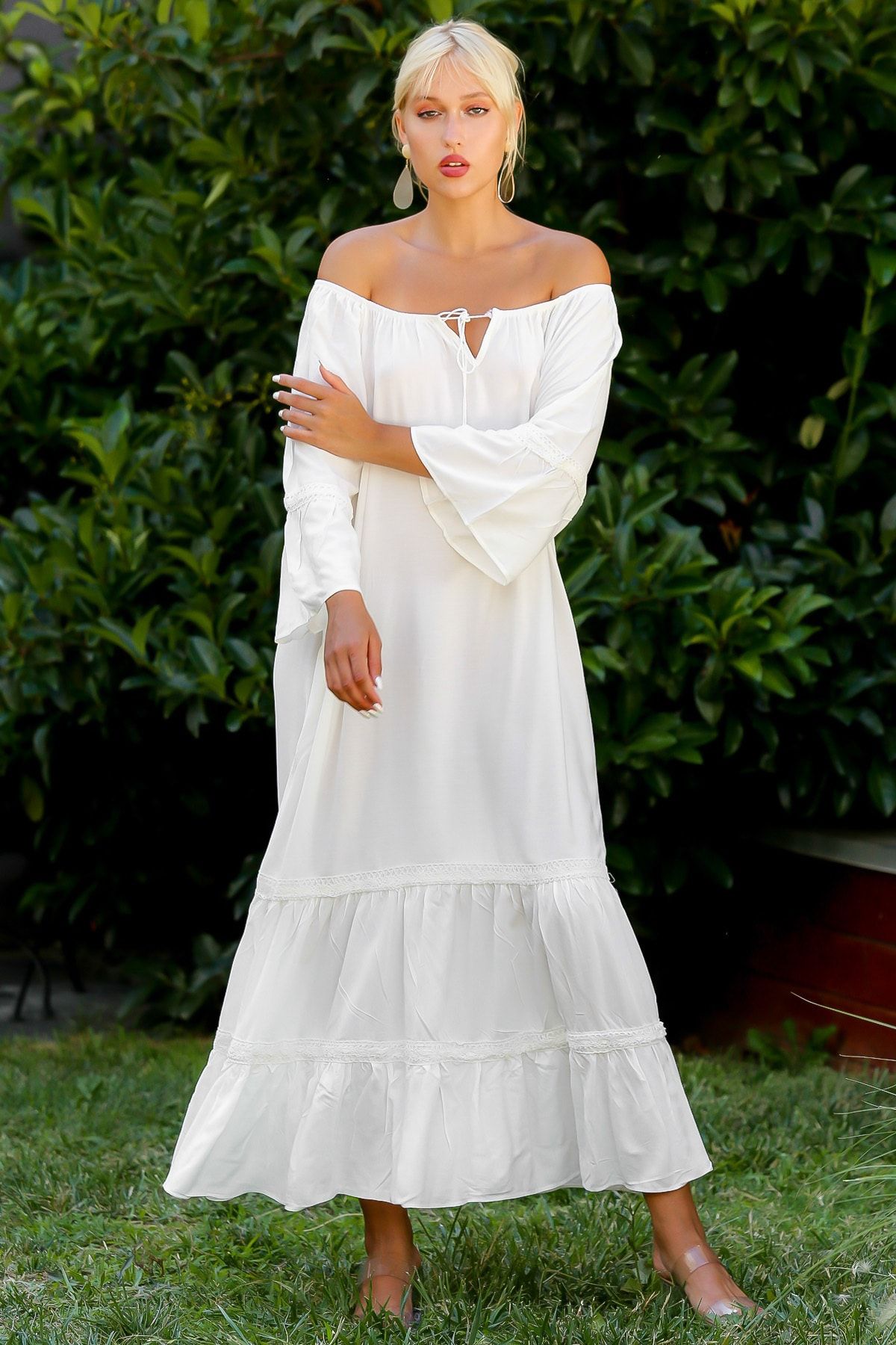Chiccy Kadın Beyaz Carmen Yaka Volanlı Kol Bağlamalı Dantelli Maxi Oversize Viskon Dokuma Smock Elbise