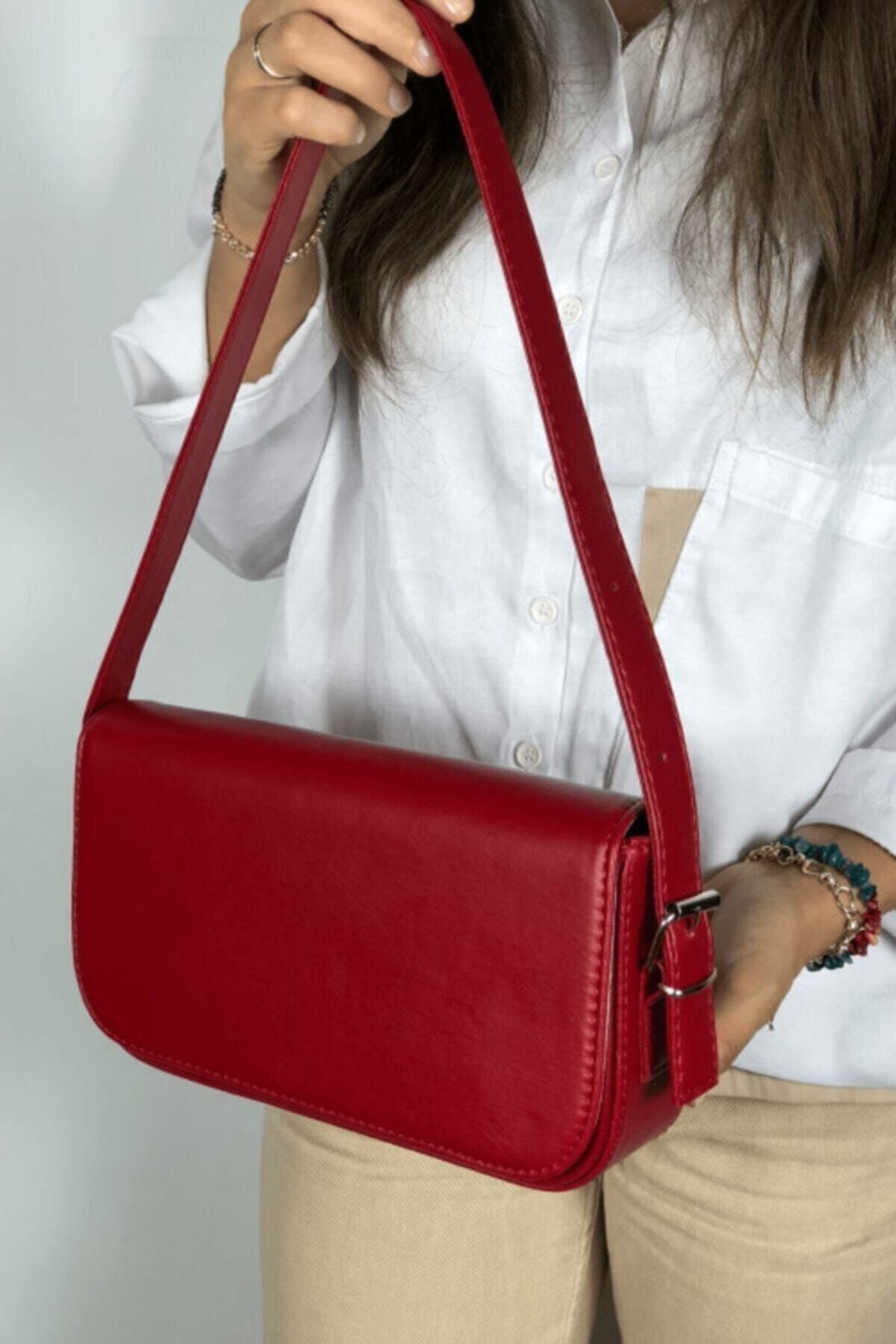 LinaConcept Kadın Kırmızı Kapaklı Baget Çanta