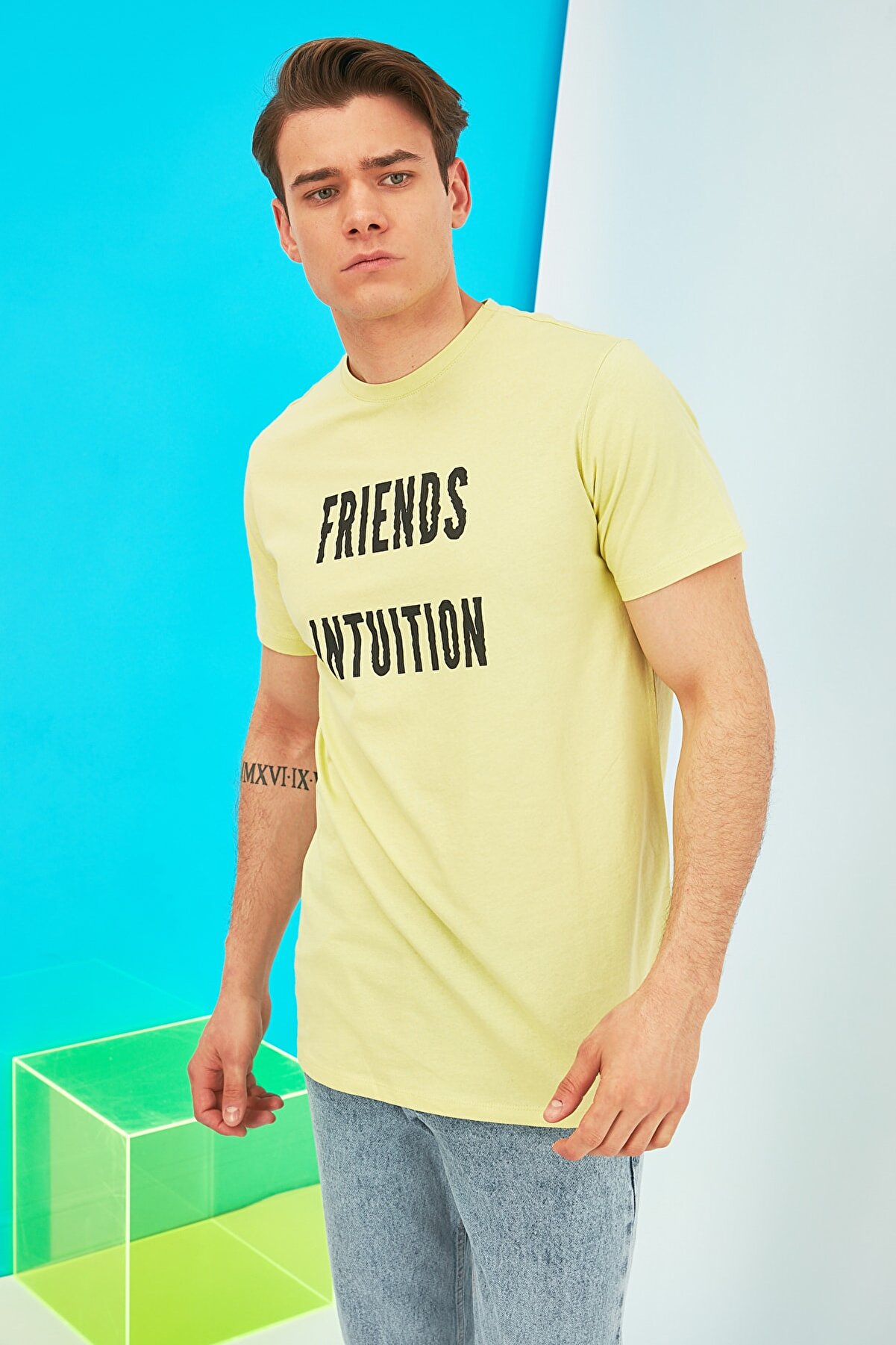 TRENDYOL MAN Sarı Erkek Long Fit Kısa Kollu Baskılı T-Shirt TMNSS21TS1221