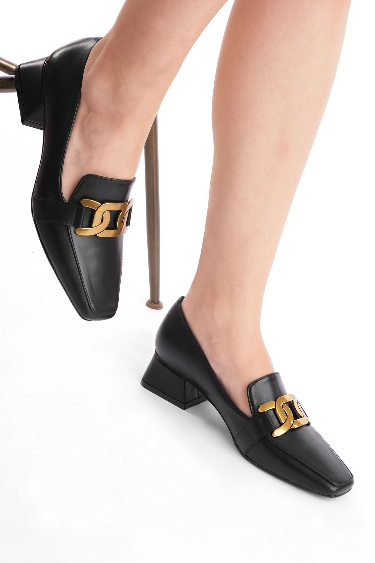 Marjin Kadın Günlük Klasik Topuklu Ayakkabı Tokalı Küt Burun Zincir Tokalı Nalista siyah