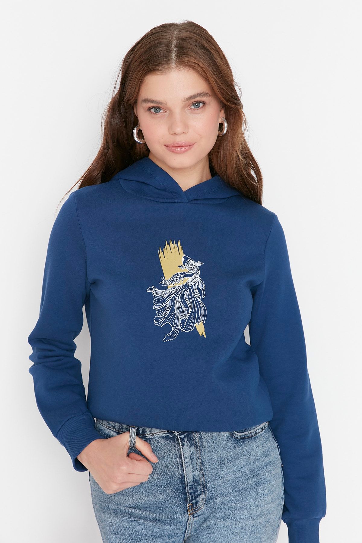 TRENDYOLMİLLA Indigo Baskılı Basic Kapüşonlu Örme Şardonlu Sweatshirt TWOAW22SW2374
