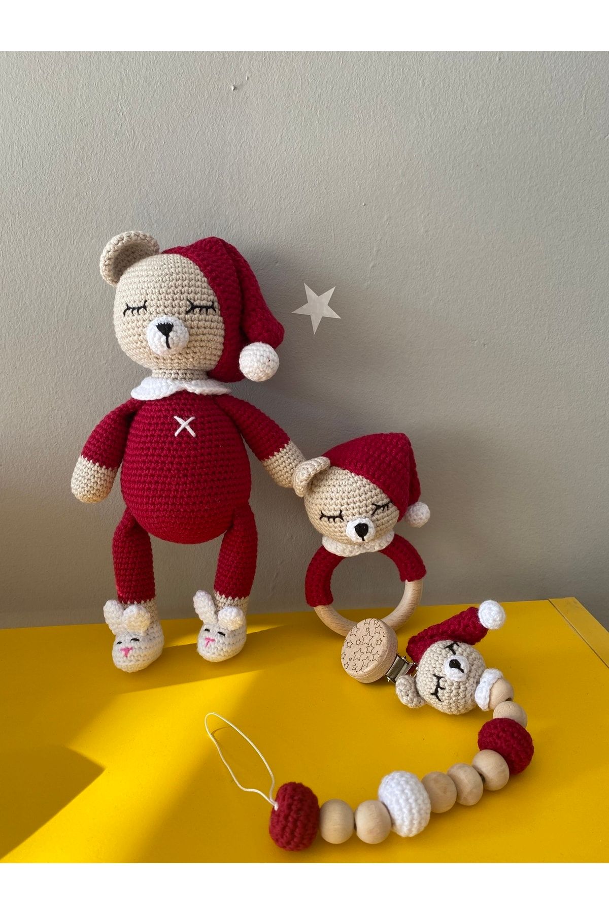 Jaju Baby Kırmızı Ayıcık Set Amigurumi Oyuncak 22 Cm Çıngırak Ve Emzik Zinciri Üçlü Set