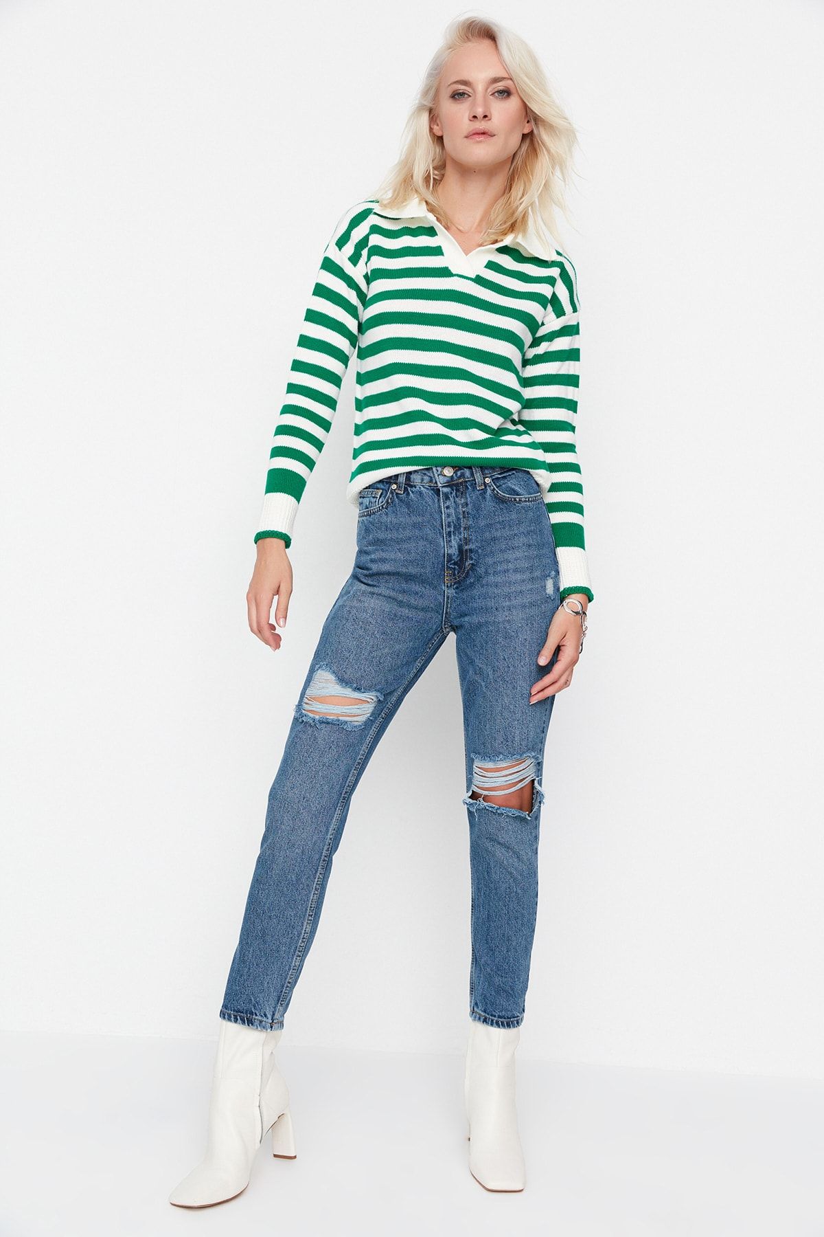 TRENDYOLMİLLA Koyu Mavi Yırtık Detaylı Yüksek Bel Mom Jeans TWOSS22JE0457