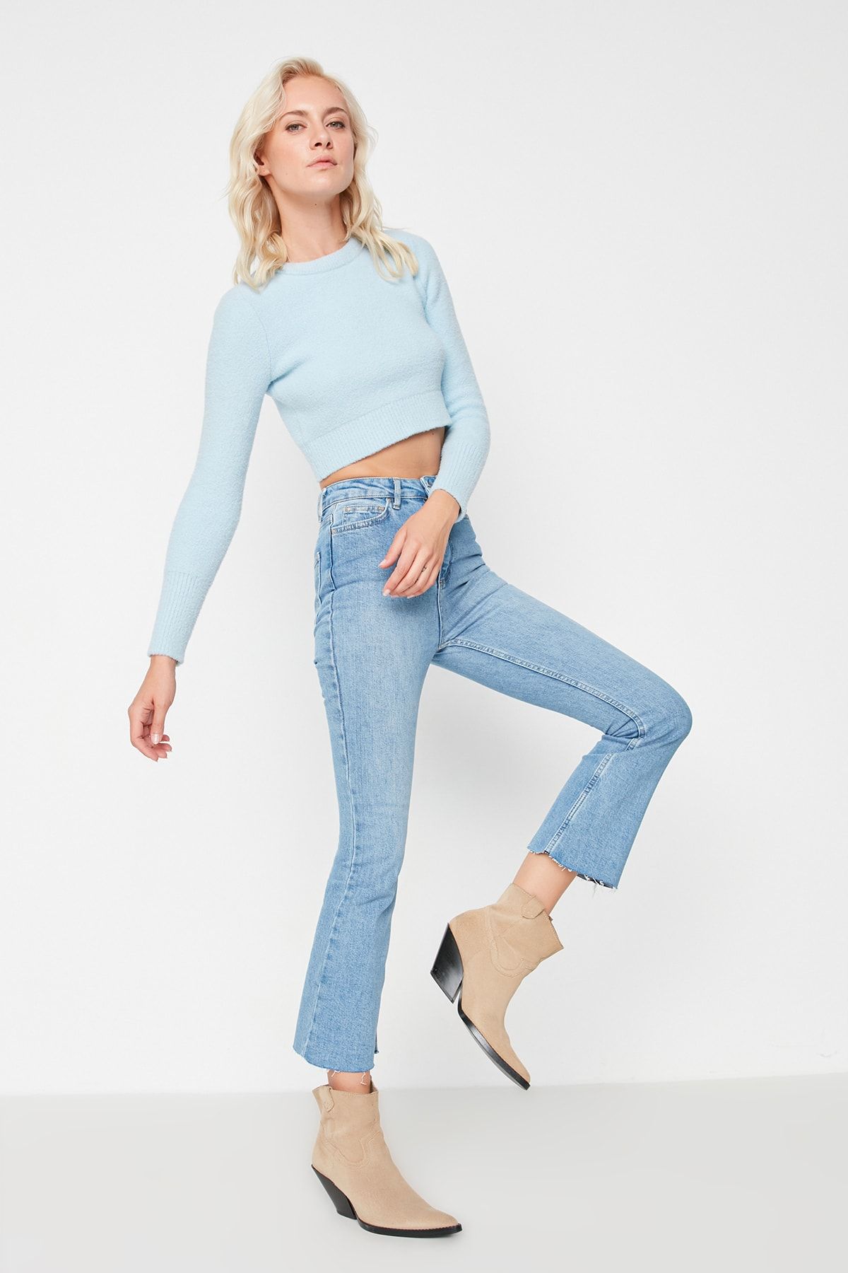 TRENDYOLMİLLA Mavi Paçası Kesikli Yüksek Bel Crop Flare Jeans TWOAW21JE0159