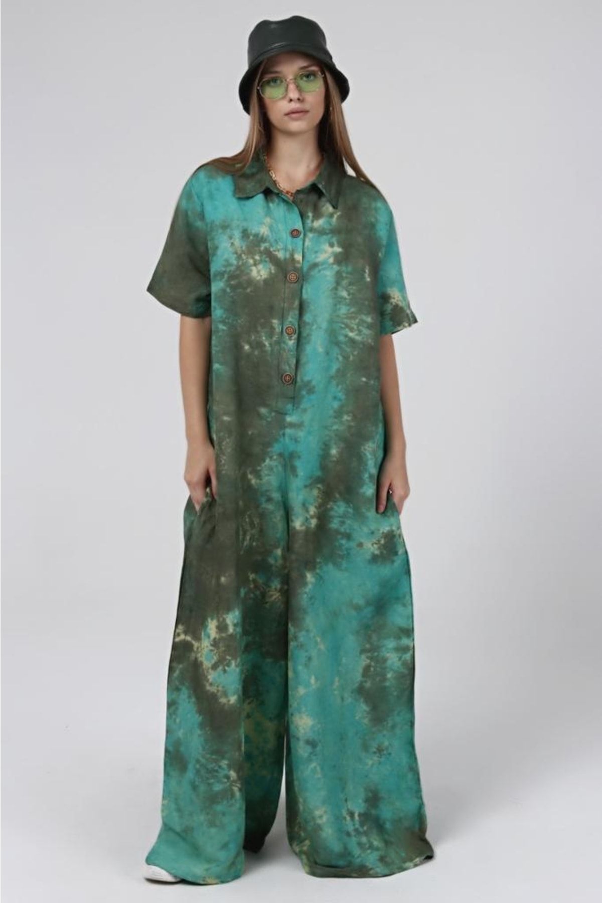 1Moda1Tarz Kadın Yeşil Keten Kumaş Ön Düğmeli Batik Desen Ispanyol Paça Tulum Elbise